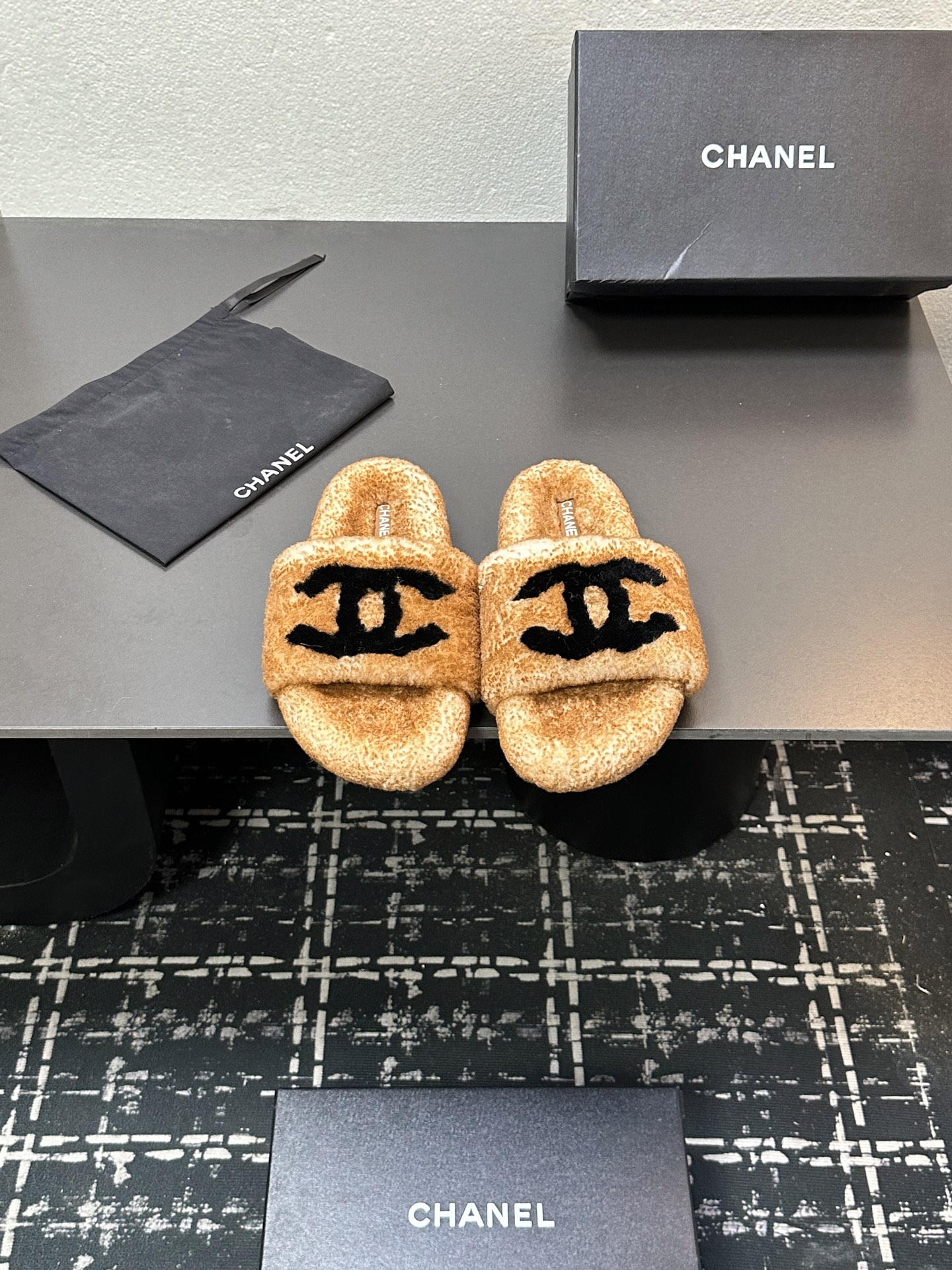 NO:489065,Chanel two-color wool factory-made Chanel thick-soled lazy fashion, leisure-style series trendy fur 1: Fabric genuine leather lamb wool 2: Inner genuine leather lamb wool 3: Foot-pad genuine leather lamb wool 4: Outsole wear-resistant non-slip rubber sole 5: Size 35–42, [Note 41-42 customized], fur shoes and slippers, chanel, slippers19860909香奈儿双色毛 工厂出 香奈儿厚底懒人时尚、优闲风系列潮款毛拖 1:面料真皮羊羔毛 2:内里真皮羊羔毛 3:垫脚真皮羊羔毛 4:大底耐磨防滑橡胶大底 5:码数35–42码,【注41—42订做】,毛毛鞋拖鞋,chanel,slippers,Women's Shoes