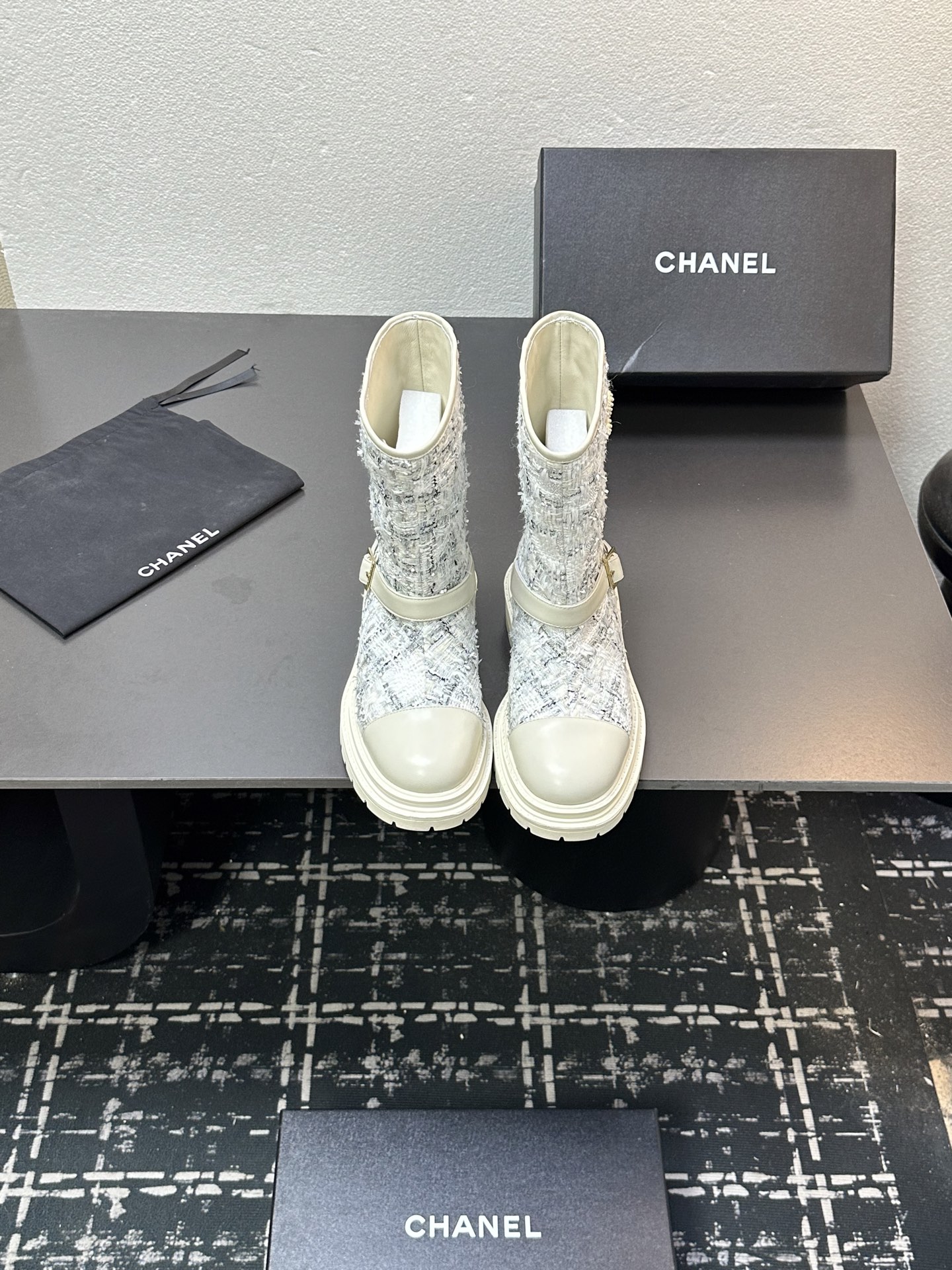 NO:489059,CHANEL Chanel 2025s autumn and winter series one-piece short boots mid-tube boots. The boots are made of Chanel's classic combination. Xiao Meimei likes it very much. This is a popular style created by Chanel this autumn and winter. It is easy to wear and super comfortable. It is a must-have for this autumn and winter. Upper is made of cowhide with fabric. Outsole rubber sole and outsole. Size: 35-40 (40.41 custom-made, no return or replacement), boots, chanel, chanel, boots, cowhide19860909CHANEL 香奈儿2025s秋冬系列一脚蹬短靴中筒靴 靴简沿用了香奈儿的经典搭配,小美美特别喜欢,这是香奈儿今年秋冬打造的爆款,容易上脚,超级舒服,今年秋冬必备款 鞋面材质牛皮配布面 大底橡胶底大底 码数:35-40(40.41定做不退不换）,靴子,chanel,chanel,boots,cowhide,Women's Shoes