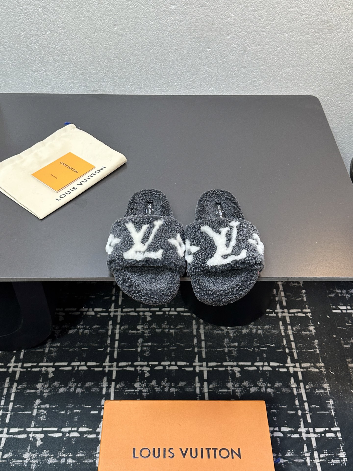 NO:489053,Factory-made thick sole 10 LV double-color hair drag new model size 35-42 (Note 41-42 customized), fur shoes and slippers, louis vuitton, slippers19860909工厂出 厚底10 LV双色毛拖新款 码数35-42（注41-42定做）,毛毛鞋拖鞋,louis vuitton,slippers,Women's Shoes