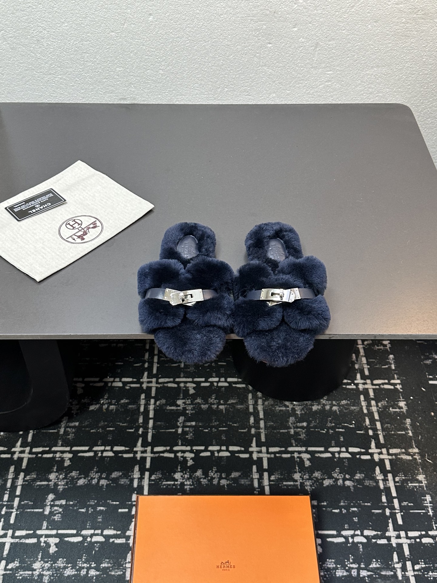 NO:489047,Hermes latest model, versatile black straight fur, genuine leather sole, can be made without labels [Note without labels - need to be customized] Fashion latest model Teddy wool H-drag autumn and winter flat-soled fur, super versatile warm sole on the feet, the heroine's favorite [Fireworks][Fireworks] 1: Fabric Teddy Sheep genuine leather fur 2: Lining Teddy Sheep genuine leather fur 3 tiptoe material Teddy Sheep genuine leather fur 4: Outsole genuine leather sole 5 sizes 35-43, [Notes 41, 42, 43 customized], fur shoes and slippers, hermes, slippers, Leather soles19860909爱马仕最新款 百搭黑色直毛 真皮底 可做无标【注无标-需定做】  时尚潮流最新款泰迪羊毛H拖秋冬款平底毛拖,上脚超百搭暖底,女主们的最爱[烟花][烟花] 1:面料泰迪羊真皮毛 2:里料泰迪羊真皮毛 3踮脚材料泰迪羊真皮毛 4:大底真皮大底 5码数35-43码,【注41、42、43订做】,毛毛鞋拖鞋,hermes,slippers,Leather soles,Women's Shoes