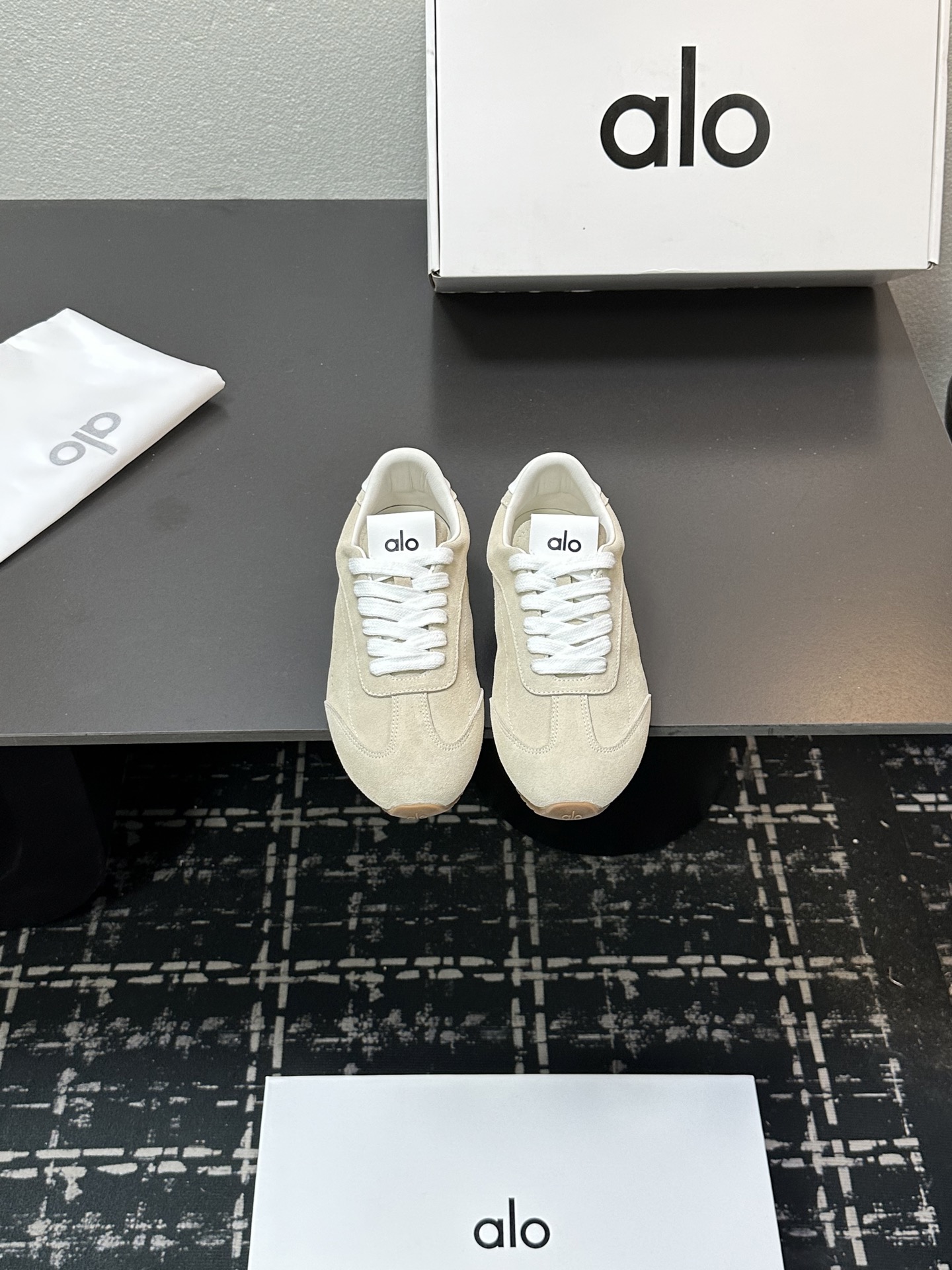 NO:490526,- Top quality (with aircraft box) 2025 new forces ALO Retro couples' German training shoes alo popular thin-soled casual sports shoes suede running shoes ALO in 2025 can be said to be popular!  The simple black and white tones are more in line with the Clean Fit taste that everyone loves in recent years, and their outfits are more refined and 'expensive'!  !  Upper cowhide/cow back velvet inner foot pad sheepskin sole open mold TPU outsole size 35-39 (40.41 custom made without return or exchange), casual shoes/sports shoes, sneakers, cowhide, sheepskin19860909-顶级品质（配飞机盒） 2025新势力 ALO 复古情侣德训鞋alo爆火薄底休闲运动鞋绒面跑步鞋 2025年ALO可以说不可被忽视的火起来啦！黑白色的简约色调更是符合这几年大家大爱的Clean Fit品味,穿搭更显精致和“贵”！！ 鞋面牛皮/牛反绒 内里垫脚羊皮 鞋底开模TPU大底 码数35-39(40.41定做不退换),休闲鞋/运动鞋,sneakers,cowhide,sheepskin,Women's Shoes