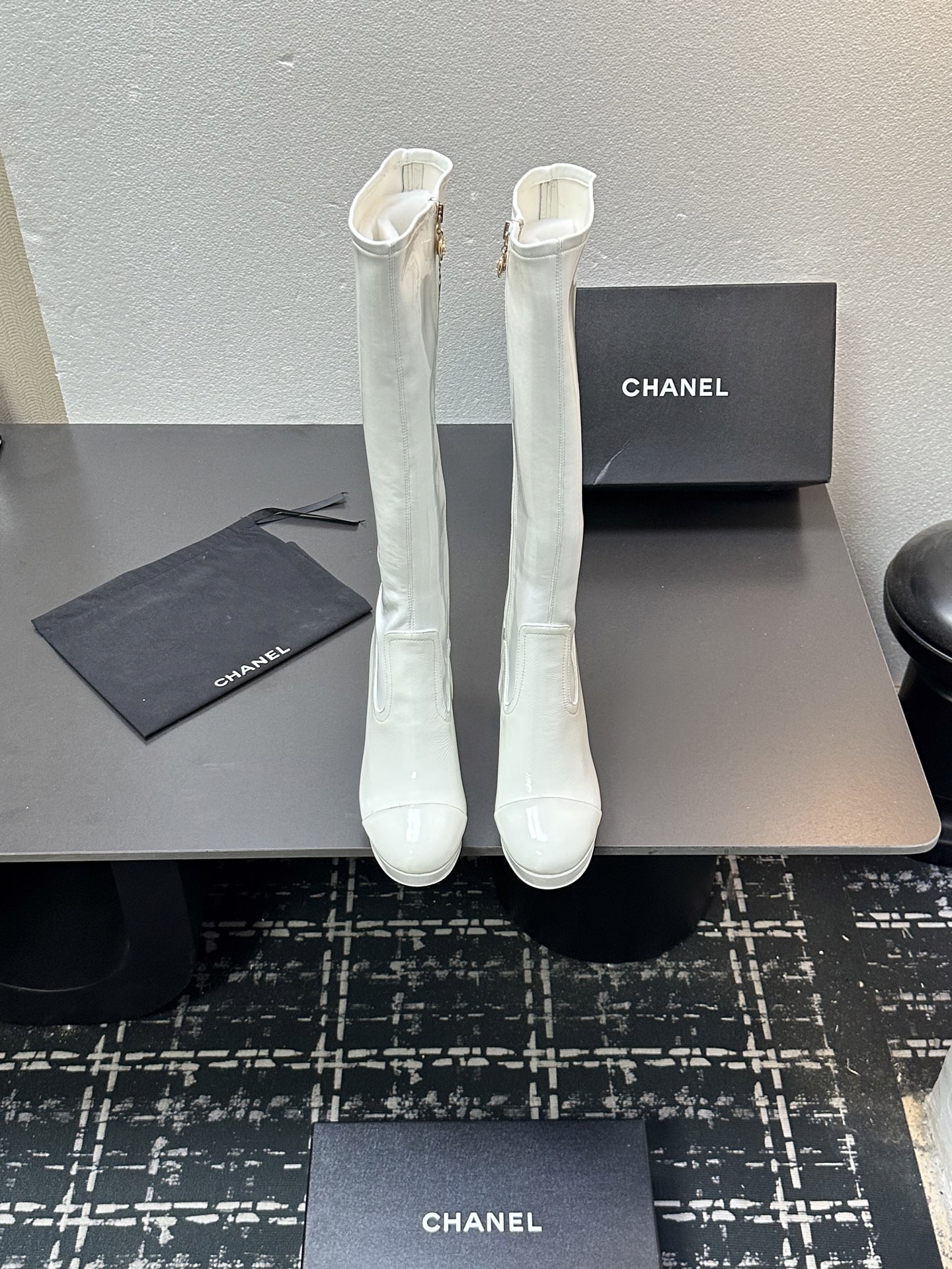 NO:491465,Chanel Chanel Xiaoxiangjia high boots | Thick-soled thick-heeled waterproof platform elegantly raised zippered women's boots. The barrel height is 38 cm, the calf circumference is 33.5 cm, the ankle is 26 cm. Upper cowhide/frosted cowhide + elastic pu/elastic matte back velvet cloth inner sheepskin outsole Italian leather outsole, heel height is 2.5 cm in front and 9CM super stable Shoe size: 35-39 (34.40.41 fixed) The original counter full set of luxury packaging, boots, chanel, chanel, chanel, boots, cowhide, sheepskin, Leather soles19860909香奈儿chanel 小香家高靴长靴| 厚底粗跟防水台优雅增高拉链女靴 筒高38㎝,小腿围33.5厘米,脚踝26厘米 鞋面牛皮/磨砂牛皮+弹力pu/弹力磨砂反绒布 内里羊皮 大底意大利真皮大底、跟高前2.5厘米后9CM超稳 鞋码: 35-39（34.40.41定） 原版专柜全套豪华包装,靴子,chanel,chanel,chanel,boots,cowhide,sheepskin,Leather soles,Women's Shoes