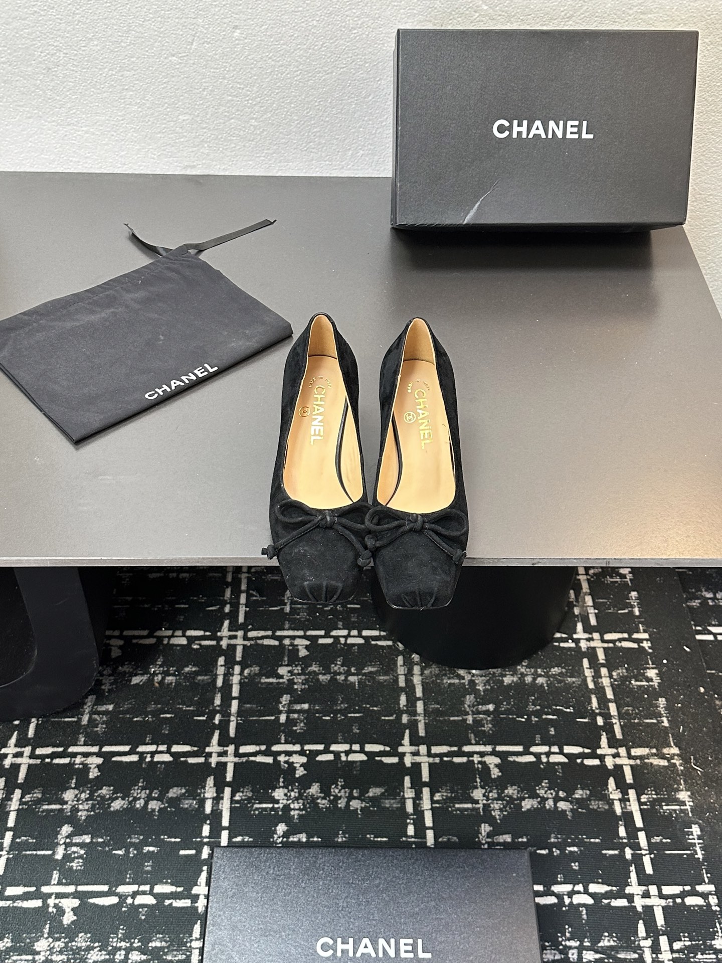 NO:492953,2025★★★★★★ Many celebrities are here to watch, a versatile series that domestic and foreign bloggers are popular. A must-have for spring and summer wardrobe matching. First choice. Xiangjia exclusive upper sheepskin inner lining: imported crystal sheepskin inner lining, original mold-open custom leather sole Shoe size: 35-39 (40, 41, custom made no return or exchange), high heels, chanel, high heels, sheepskin, Leather soles198609092025★★★★★ 众多明星网红上脚,国内外博主刷爆的一个百搭系列,春夏衣橱搭配必备 首选.香家专属 鞋面羊皮  内里: 进口水晶羊皮内里 大底原版开模定制真皮大底 鞋码: 35-39（40、41、定做不退换）,高跟鞋单鞋,chanel,high heels,sheepskin,Leather soles,Women's Shoes