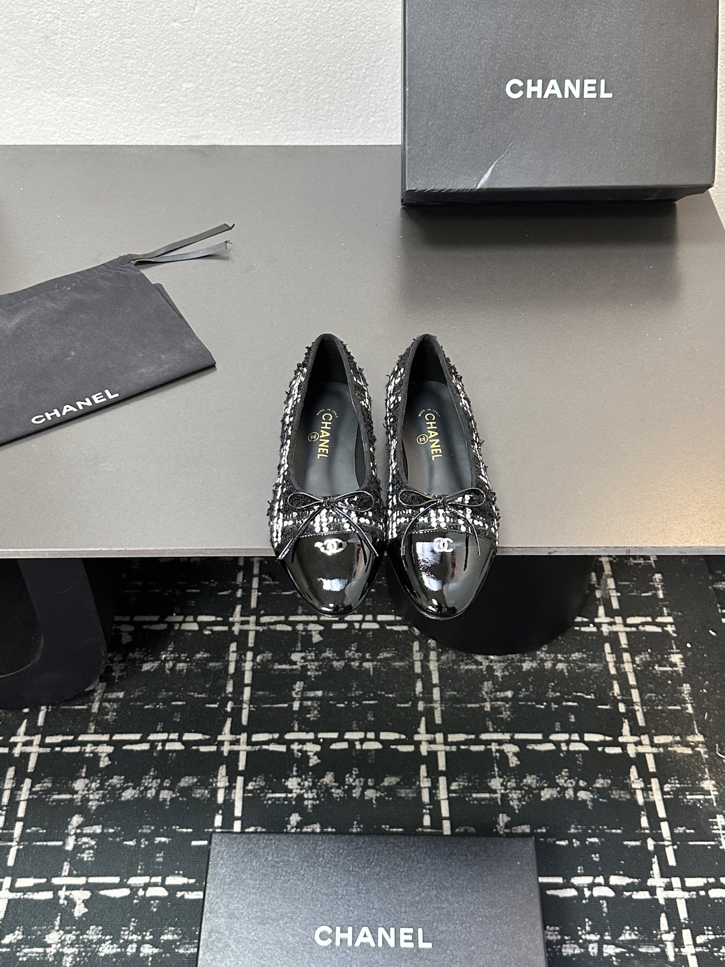 NO:492948,Chanel Coco small fragrance sheepskin bow flat color ballet shoes lizard pattern splicing single shoes classic reshaping, dream upgrade shoes are made of high-end sheepskin inside and outside, and are gentle and fit. Upper material is sheepskin or cloth, inner water dyed goatskin inner foot pads, inner marking size 1.5cm outsole imported Italian leather outsole size 35-39 (40,41 can be customized without return or replacement), single shoes, chanel, chanel, sheepskin, Leather soles19860909Chanel 香奈儿Coco小香羊皮蝴蝶结平底拼色芭蕾舞鞋蜥蜴纹拼接单鞋 经典重塑,梦幻升级鞋内外均选用上乘羊皮,温驯贴合. 鞋面材质羊皮或布面 内里水染山羊皮内里垫脚、内里标码 跟高1.5cm 大底进口意大利真皮大底 码数35-39码（40,41可定制不退不换）,单鞋,chanel,chanel,sheepskin,Leather soles,Women's Shoes