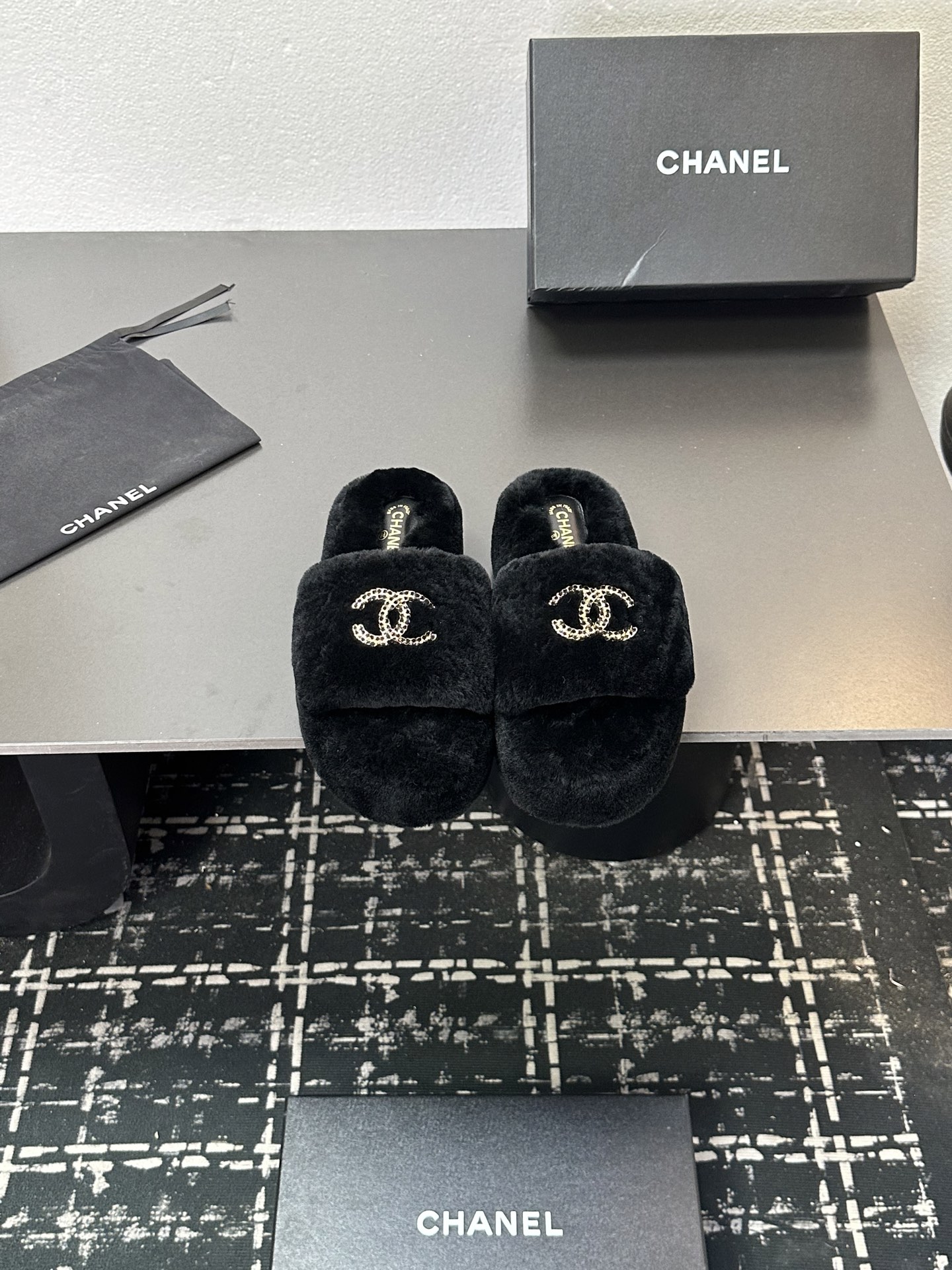 NO:512381,The latest color matching of Xiaoxiangjia hot products in 2025ss official website and Xiaohongshu are launched in a hotly manner, with an upgraded version of the workmanship, high quality!   The latest fashion trend of the latest wool-wool-wool-fitting warm sole on the feet, the heroine's favorite [Fireworks] [Fireworks] Upper wool rubber sole 5 sizes 35-41 sizes, [Note 40+41 custom made], wool shoes and slippers, chanel, slippers198609092025sss官网、小红书同步最新配色小香家爆款火热上线,做工升级版,高品质！  时尚潮流最新款毛毛拖,上脚超百搭暖底,女主们的最爱[烟花][烟花] 鞋面羊毛 橡胶大底 5码数35-41码,【注40+41订做】,毛毛鞋拖鞋,chanel,slippers,Women's Shoes