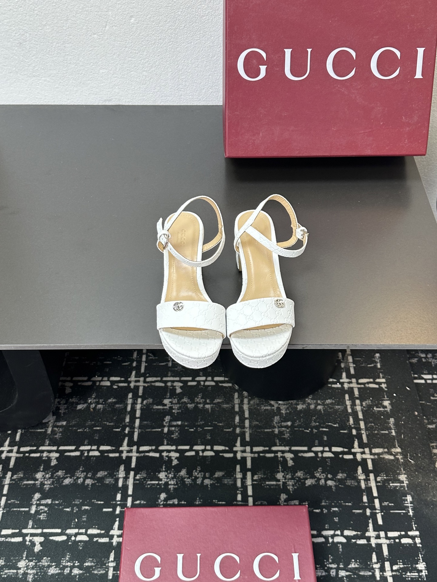 NO:534845,Gucci/Gucci classic horse-biting wedge sandals G home iconic horse-biting encounters fashionable wooden sole wedges ——————————————————————— A fashion feast that combines both gorgeous and comfortable begins. This pair of sandals is a passionate collision between classic and modern. Every step is a confident expression of Italian style. Cleverly lengthen the leg lines to enhance the overall temperament and allow you to easily show your elegant posture while walking. The thick sole design increases stability and makes you walk more comfortable and don’t tiring your feet. The fabric is made of original custom material. The inner foot pads are all lambskin. Italian imported leather outsole. Heel height is 7cm size35-39 (customized by 40/41/42), high heels sandals, gucci, gucci, gucci, sandals, high heels, sheepskin, Leather soles19860909Gucci/古驰经典马衔扣坡跟凉鞋 G家标志性马衔扣 邂逅时髦木底坡跟 ———————————— 一场华丽与舒适兼得的时尚盛宴就此开启. 这双凉鞋 是经典与现代的激情碰撞 每一步都是意式风尚的自信表达. 巧妙拉长腿部线条 提升整体气质 让你在行走间轻松展现优雅姿态 厚底设计增加稳定性 行走更自在 不累脚. 面料采用原版定制材质 内里垫脚均为小羊皮 意大利进口真皮大底 跟高7cm size35-39（40/41/42定制）,高跟鞋凉鞋,gucci,gucci,gucci,sandals,high heels,sheepskin,Leather soles,Women's Shoes