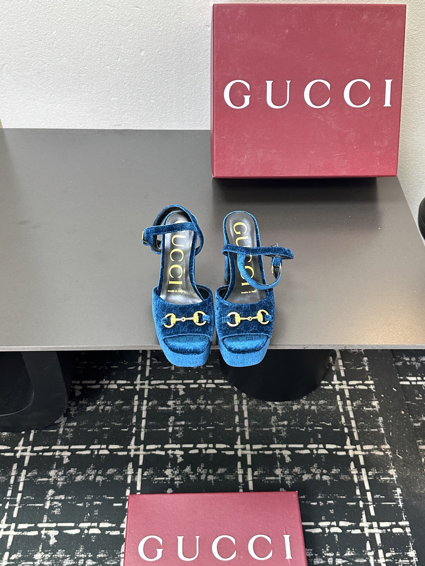 NO:534842,Gucci/Gucci classic horse-bit wedge sandals G home iconic horse-bits encounter fashionable velvet embossed wedges ——————————————————————— A fashion feast that combines both gorgeous and comfortable begins. This pair of sandals is a passionate collision between classic and modern. Every step is a confident expression of Italian style. Cleverly lengthen the leg lines to enhance the overall temperament and allow you to easily show your elegant posture while walking. The thick sole design increases stability and makes you feel more comfortable walking without tiring your feet. The fabric is made of original custom velvet, and the inner foot pads are all lambskin. Italian imported leather outsole. Heel height is 10.8cm. Water table 3.3cm size35-39 (customized by 40/41/42), high heel sandals, gucci, gucci, gucci, sandals, high  heels sheepskin, Leather soles19860909Gucci/古驰经典马衔扣坡跟凉鞋 G家标志性马衔扣 邂逅时髦丝绒压纹 坡跟 ———————————— 一场华丽与舒适兼得的时尚盛宴就此开启. 这双凉鞋 是经典与现代的激情碰撞 每一步都是意式风尚的自信表达. 巧妙拉长腿部线条 提升整体气质 让你在行走间轻松展现优雅姿态 厚底设计增加稳定性 行走更自在 不累脚. 面料采用原版定制丝绒 内里垫脚均为小羊皮 意大利进口真皮大底 跟高10.8cm 水台3.3cm size35-39（40/41/42定制）,高跟鞋凉鞋,gucci,gucci,gucci,sandals,high heels,sheepskin,Leather soles,Women's Shoes