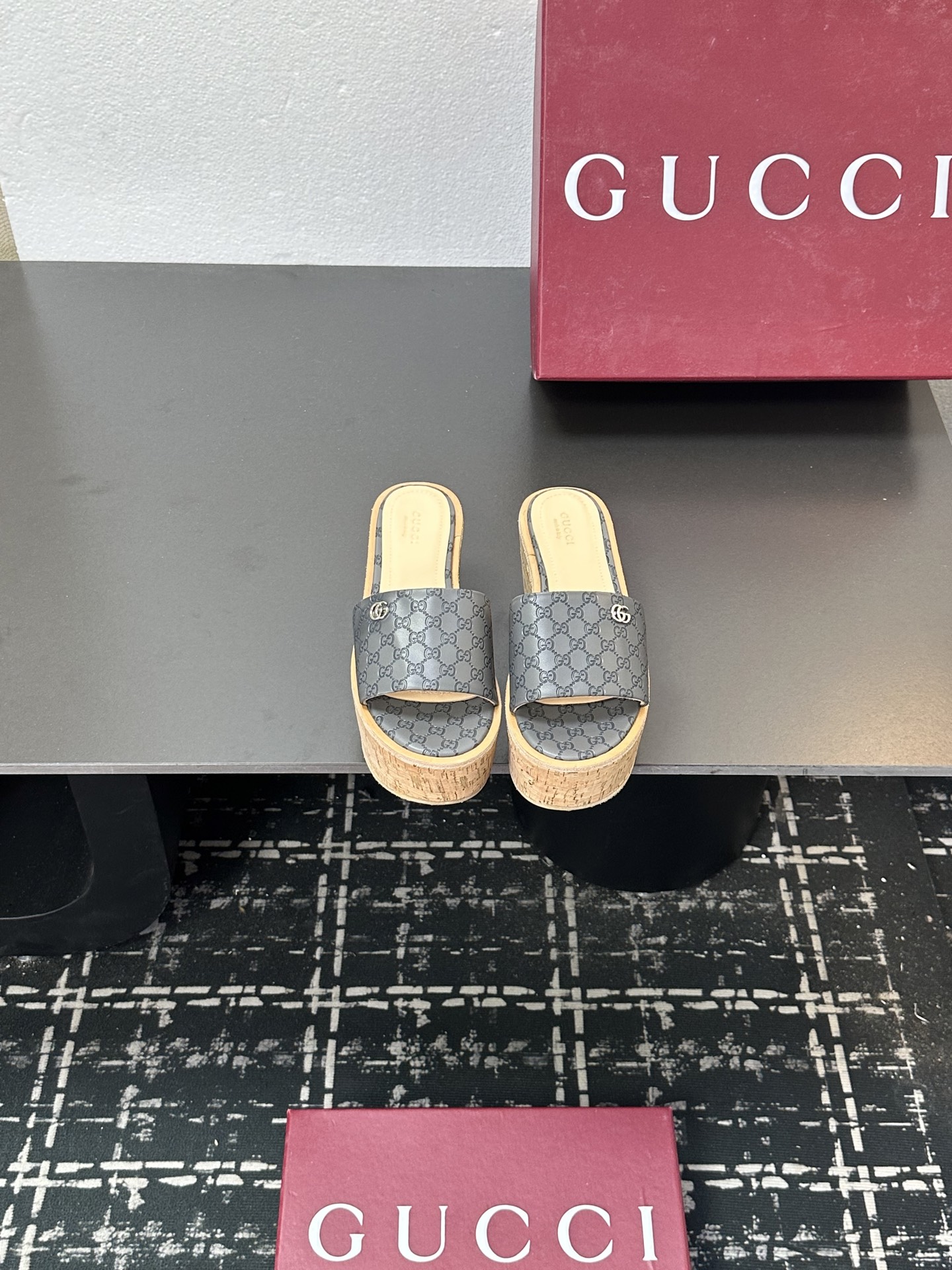 NO:512392,Gucci/Gucci classic horse-bit wedge sandals G home iconic horse-bits meet fashionable wood grain base thick-soled wedge slippers —————————————————————— A fashion feast that combines both gorgeous and comfortable begins. This pair of sandals is a passionate collision between classic and modern. Every step is a confident expression of Italian style. Cleverly lengthen the leg lines to enhance the overall temperament and allow you to easily show your elegant posture while walking. The thick-soled design increases stability and makes you feel more comfortable walking and does not tiring your feet. The fabric is made of original custom cowhide. The inner foot pads are all lambskin original rubber sole size35-39 (customized on 40/41/42), slippers, gucci, gucci, gucci, sandals, slippers, cowhide, sheepskin19860909Gucci/古驰经典马衔扣坡跟凉鞋 G家标志性马衔扣 邂逅时髦木纹底 厚底坡跟 拖鞋 ———————————— 一场华丽与舒适兼得的时尚盛宴就此开启. 这双凉鞋 是经典与现代的激情碰撞 每一步都是意式风尚的自信表达. 巧妙拉长腿部线条 提升整体气质 让你在行走间轻松展现优雅姿态 厚底设计增加稳定性 行走更自在 不累脚. 面料采用原版定制牛皮 内里垫脚均为小羊皮 原版橡胶底 size35-39（40/41/42定制）,拖鞋,gucci,gucci,gucci,sandals,slippers,cowhide,sheepskin,Women's Shoes