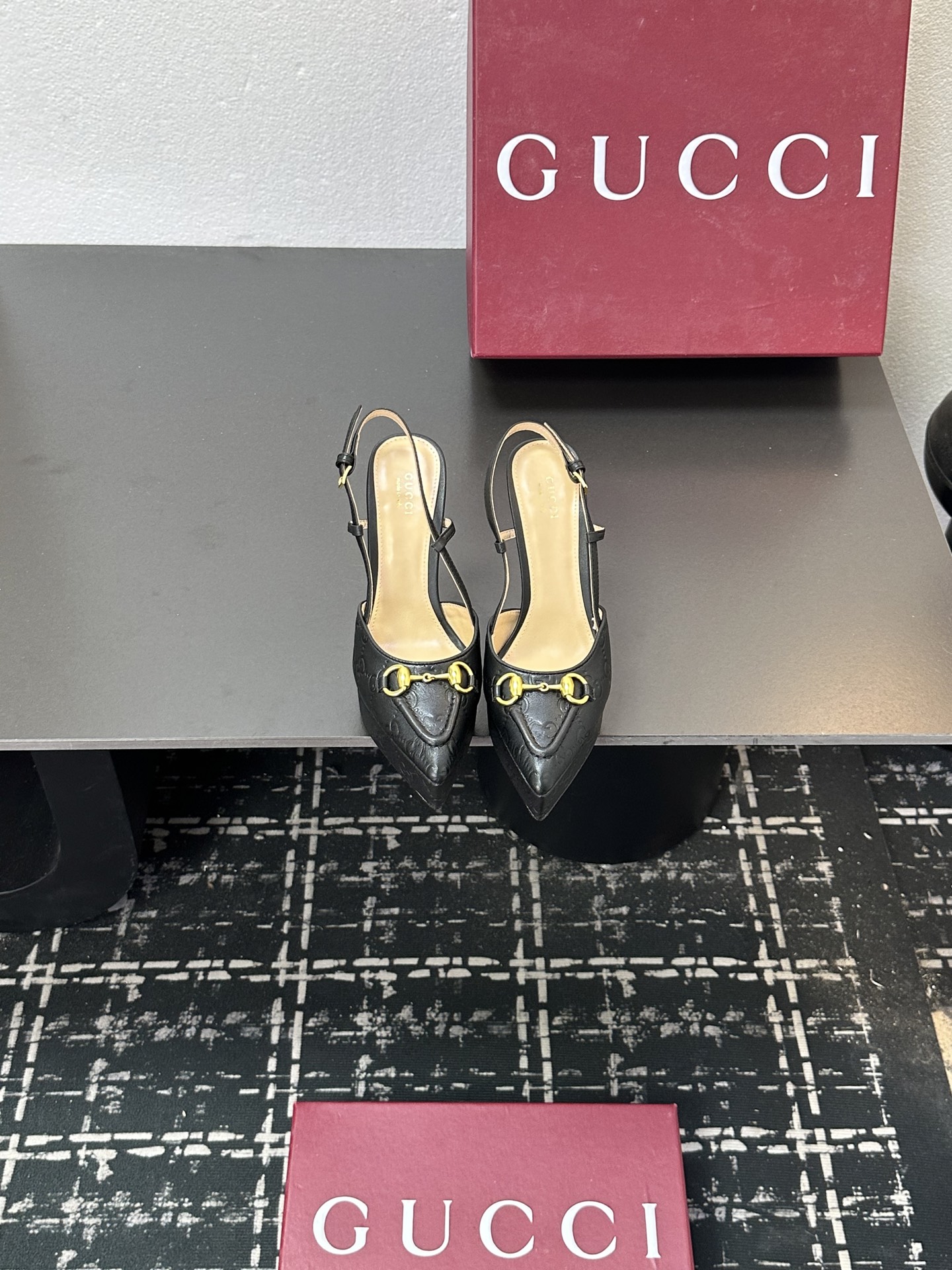 NO:512387,2025 spring and summer new style, Hentian Gao Water Platform GuccI classic spring and summer catwalk horse buckle, Hentian Gao Waterproof Platform pointed high-heeled sandals —————————————— G home reflects the sense of high-end, always convinces the capital. It looks quite simple style, but it is inexplicably high-end on the feet. It is very sexy, allowing you to easily match it with all kinds of styles. The upper is customized imported embossed cowhide. The inside tiptoe is mixed sheepskin. The imported genuine leather sole from Italy. Water platform 2cm, heel height 9.5cm Size35-39 (customized by 40/41/42), high heels sandals, gucci, gucci, sandals, high heels, cowhide, sheepskin198609092025春夏新款 恨天高水台 GuccI经典春夏走秀马衔扣 恨天高防水台尖头高跟凉鞋 ———————————— G家在体现高级感这块 总让人大写的服气 看起来蛮简单的款式 但上脚就莫名很高阶 非常性感 让你轻松搭配尽显各种风格 鞋面采用定制进口压纹牛皮 内里踮脚均为混种羊皮 意大利进口真皮底 水台2cm 跟高9.5cm Size35-39（40/41/42定制）,高跟鞋凉鞋,gucci,gucci,sandals,high heels,cowhide,sheepskin,Women's Shoes