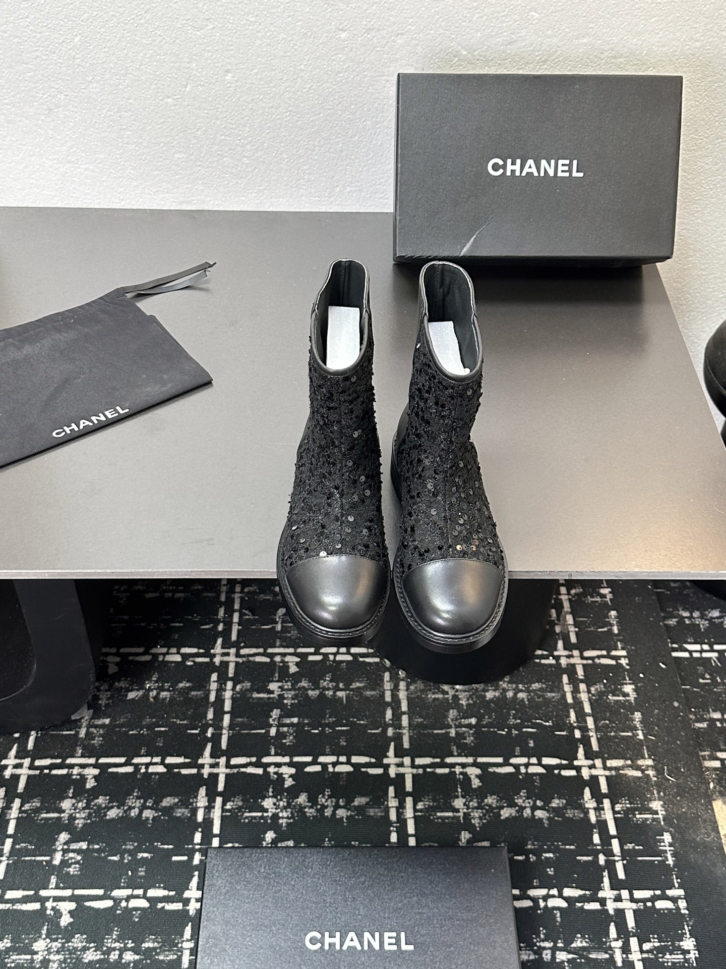 NO:512377,CHANEL Chanel 2025s autumn and winter series thin belt hollow electric embroidery short boots. The upper is classic carved and embroidered. The boot simplicity uses Chanel's classic matching. Xiao Meimei likes it very much. This is a popular style created by Chanel this autumn and winter. It is easy to wear and super comfortable. It is a must-have for this autumn and winter. Upper is made of cowhide, outsole rubber sole and outsole. Size: 35-40 (40.41 custom-made, no return or replacement), boots, chanel, chanel, boots, cowhide19860909CHANEL 香奈儿2025s秋冬系列细带镂空电绣短靴 鞋面经典雕花刺绣,靴简沿用了香奈儿的经典搭配,小美美特别喜欢,这是香奈儿今年秋冬打造的爆款,容易上脚,超级舒服,今年秋冬必备款 鞋面材质牛皮 大底橡胶底大底 码数:35-40(40.41定做不退不换）,靴子,chanel,chanel,boots,cowhide,Women's Shoes