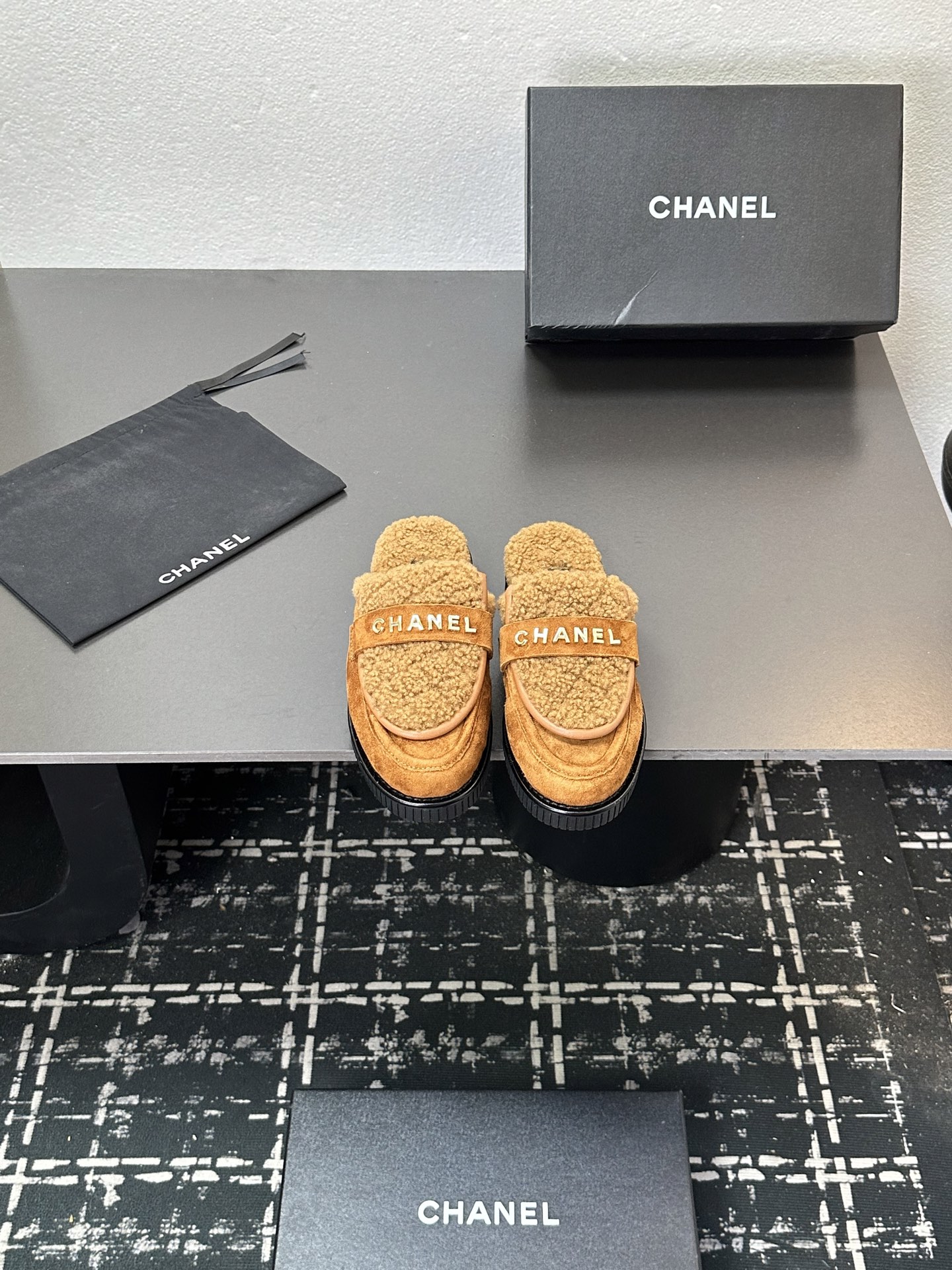 NO:512375,The latest color matching of Xiaoxiangjia hot products in 2025ss official website and Xiaohongshu are launched in a hotly manner, with an upgraded version of workmanship, high quality!   The latest fashion trend of the latest wool-drag, the super versatile warm sole on the feet, the heroine's favorite [Fireworks] [Fireworks] Upper wool rubber sole 5 sizes 35-41 sizes, [Note 40+41 custom made], semi-drag, chanel198609092025sss官网、小红书同步最新配色小香家爆款火热上线,做工升级版,高品质！  时尚潮流最新款毛毛拖,上脚超百搭暖底,女主们的最爱[烟花][烟花] 鞋面羊毛 橡胶大底 5码数35-41码,【注40+41订做】,半拖,chanel,Women's Shoes