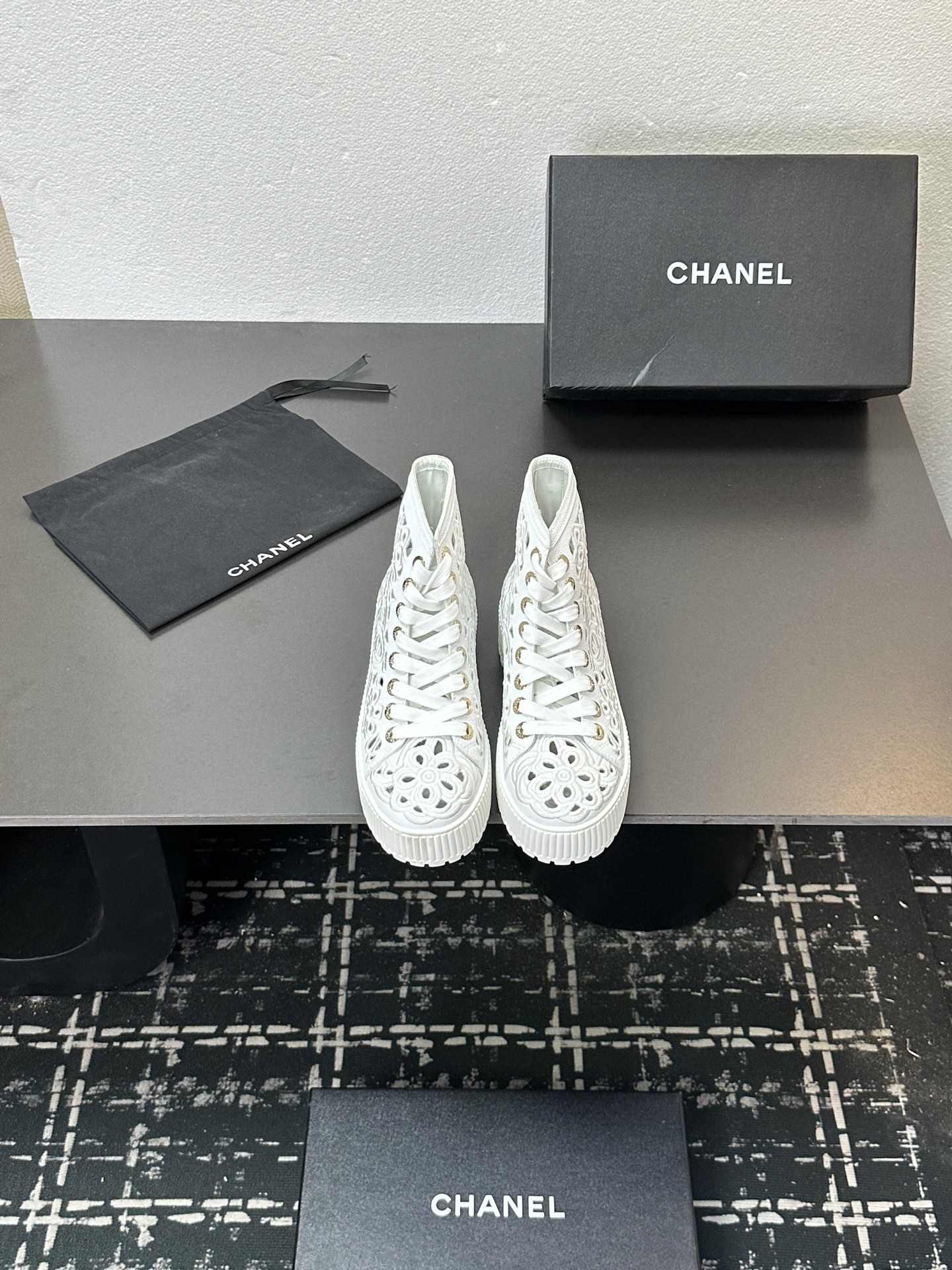 NO:512367,Mauri 65 CHANEL Chanel 2025s autumn and winter series thin belt hollow electric embroidery short boots. The upper is classic carved embroidery. The boot simplicity uses Chanel's classic matching. Xiao Meimei likes it very much. This is a popular style created by Chanel this autumn and winter. It is easy to wear and super comfortable. It is a must-have for this autumn and winter. Upper is made of cowhide, outsole rubber sole and outsole. Size: 35-40 (40.41 custom made without return or replacement), boots, chanel, chanel, boots, cowhide19860909毛里65 CHANEL 香奈儿2025s秋冬系列细带镂空电绣短靴 鞋面经典雕花刺绣,靴简沿用了香奈儿的经典搭配,小美美特别喜欢,这是香奈儿今年秋冬打造的爆款,容易上脚,超级舒服,今年秋冬必备款 鞋面材质牛皮 大底橡胶底大底 码数:35-40(40.41定做不退不换）,靴子,chanel,chanel,boots,cowhide,Women's Shoes