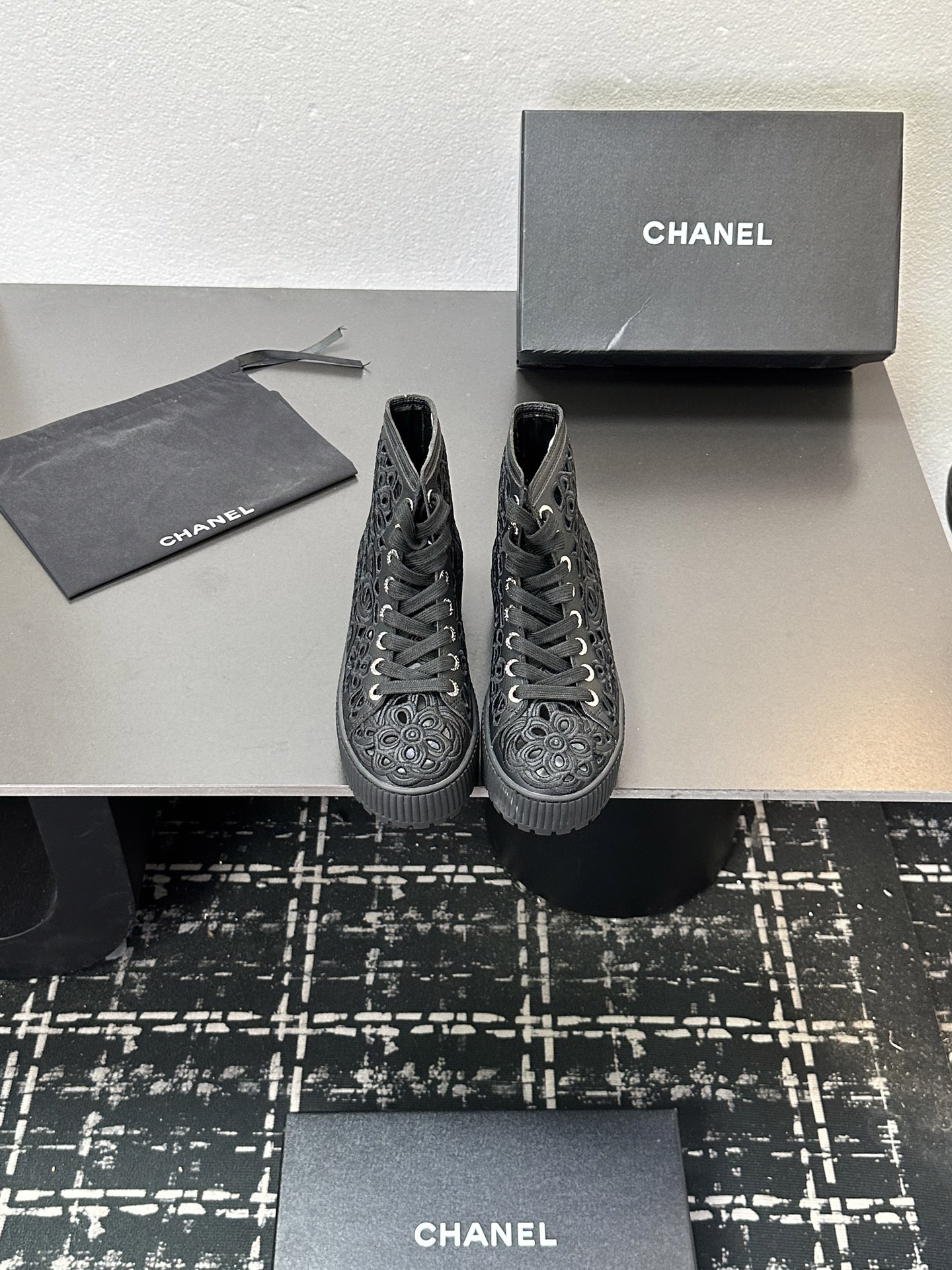 NO:537011,Mauri 65 CHANEL Chanel 2025s autumn and winter series thin belt hollow electric embroidery short boots. The upper is classic carved embroidery. The boot simplicity uses Chanel's classic matching. Xiao Meimei likes it very much. This is a popular style created by Chanel this autumn and winter. It is easy to wear and super comfortable. It is a must-have for this autumn and winter. Upper is made of cowhide, outsole rubber sole and outsole. Size: 35-40 (40.41 custom made without return or replacement), boots, chanel, chanel, boots, cowhide19860909毛里65 CHANEL 香奈儿2025s秋冬系列细带镂空电绣短靴 鞋面经典雕花刺绣,靴简沿用了香奈儿的经典搭配,小美美特别喜欢,这是香奈儿今年秋冬打造的爆款,容易上脚,超级舒服,今年秋冬必备款 鞋面材质牛皮 大底橡胶底大底 码数:35-40(40.41定做不退不换）,靴子,chanel,chanel,boots,cowhide,Women's Shoes