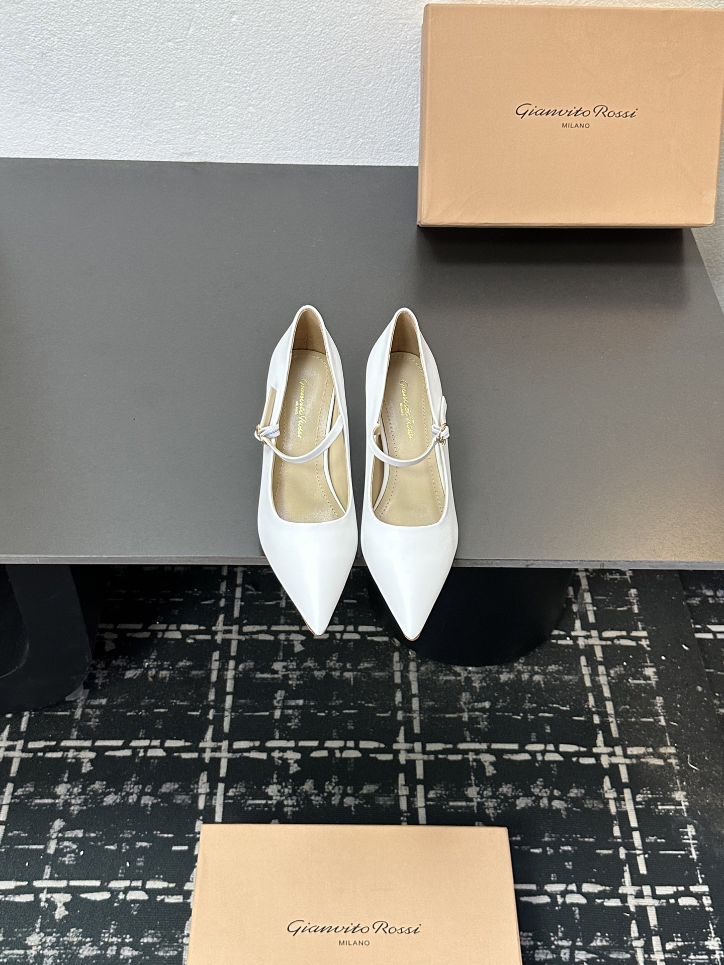 NO:512364,Gianvito Rossi 2025 classic pointed high heel sandals ——————————————— It appears like the brightest stars in the night sky. Classic style, eternal charm, and electric embroidery patterns add a dreamy color to it. Every step comes out of confidence and elegance, as if telling the immortal legend of fashion. Having it is the whole day of fashion. ___________________________________________________ * Upper cowhide * foot pad sheepskin * sole genuine leather outsole * heel height 6.5cm * Size: 35-42 (40 41 42 custom made non-return), high heels, sandals, high heels, cowhide, sheepskin, Leather soles19860909Gianvito Rossi 2025经典款尖头高跟凉鞋 ———————————— 它的出现就像夜空中最璀璨的星辰 经典的款式,永恒的魅力,电绣的图案更是为其增添了梦幻的色彩 每一步都踏出自信与优雅,仿佛在诉说着时尚的不朽传奇.拥有它,便是拥有了整个时尚的每一天. _____________________________ * 鞋面 牛皮 * 垫脚 羊皮 * 鞋底 真皮大底 * 跟高 6.5cm * 码数:35－42（40 41 42 定做不退换）,高跟鞋单鞋,sandals,high heels,cowhide,sheepskin,Leather soles,Women's Shoes