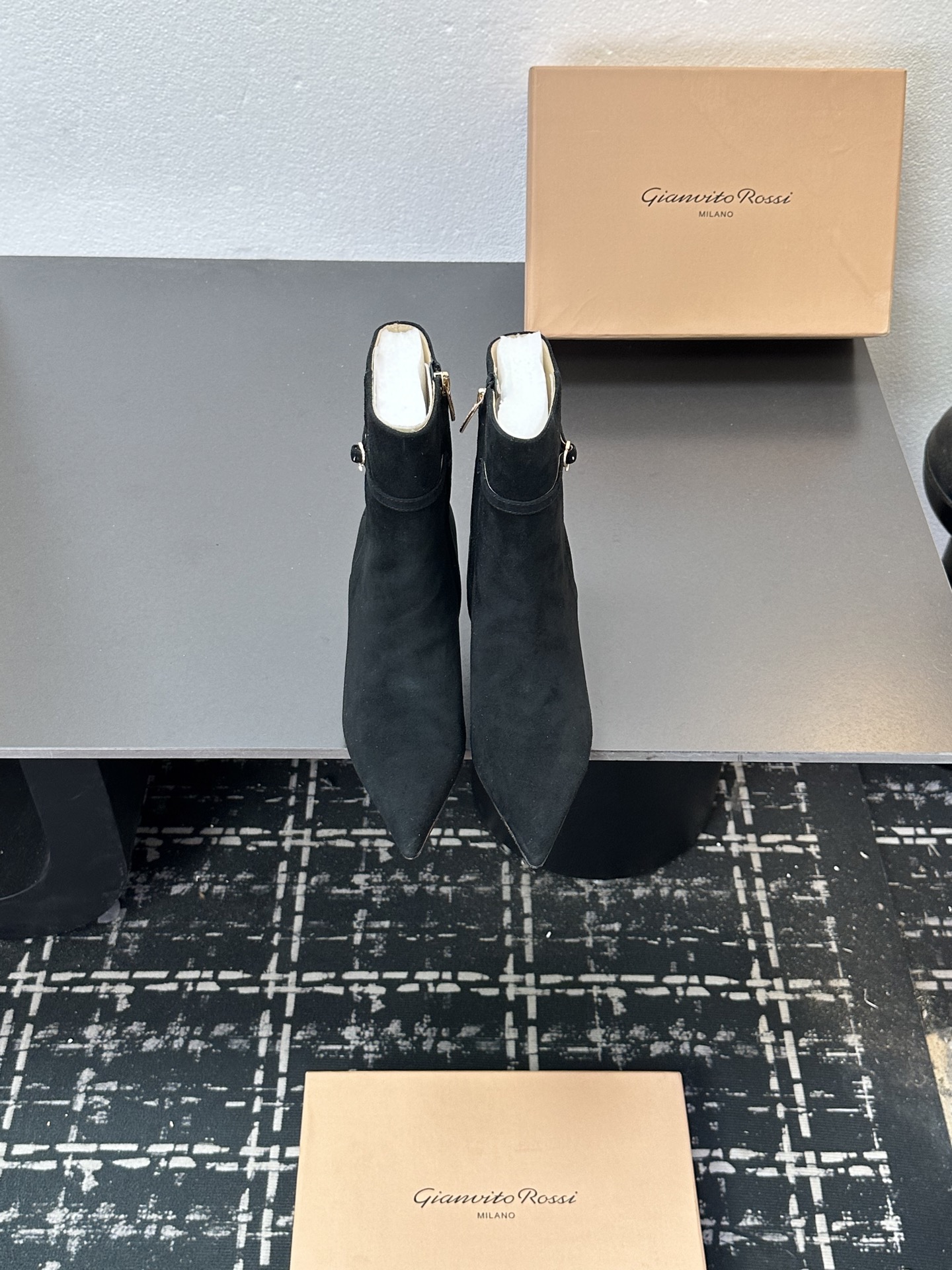 NO:512361,Gianvito Rossi 2025 new pointed ankle boots High heel boots —————————————— It appears like the brightest stars in the night sky. Classic style, eternal charm, and electric embroidery patterns add a dreamy color to it. Every step comes out of confidence and elegance, as if telling the immortal legend of fashion. Having it is the whole day of fashion. __________________________________________________________________________________ Upper Yangjing/Cowhide * Floor pad Sheepskin * Sole genuine leather soles * Heel height 8cm * Size: 34–42 (34 40 41 42 Custom made non-return and exchange), boots, boots, cowhide, sheepskin, sheep, Leather soles19860909Gianvito Rossi 2025新款尖头踝靴 高跟短靴 ———————————— 它的出现就像夜空中最璀璨的星辰 经典的款式,永恒的魅力,电绣的图案更是为其增添了梦幻的色彩 每一步都踏出自信与优雅,仿佛在诉说着时尚的不朽传奇.拥有它,便是拥有了整个时尚的每一天. _____________________________ * 鞋面 羊京/牛皮 * 垫脚 羊皮 * 鞋底 真皮大底 * 跟高 8cm * 码数:34–42（34 40 41 42 定做不退换）,靴子,boots,cowhide,sheepskin,sheep,Leather soles,Women's Shoes