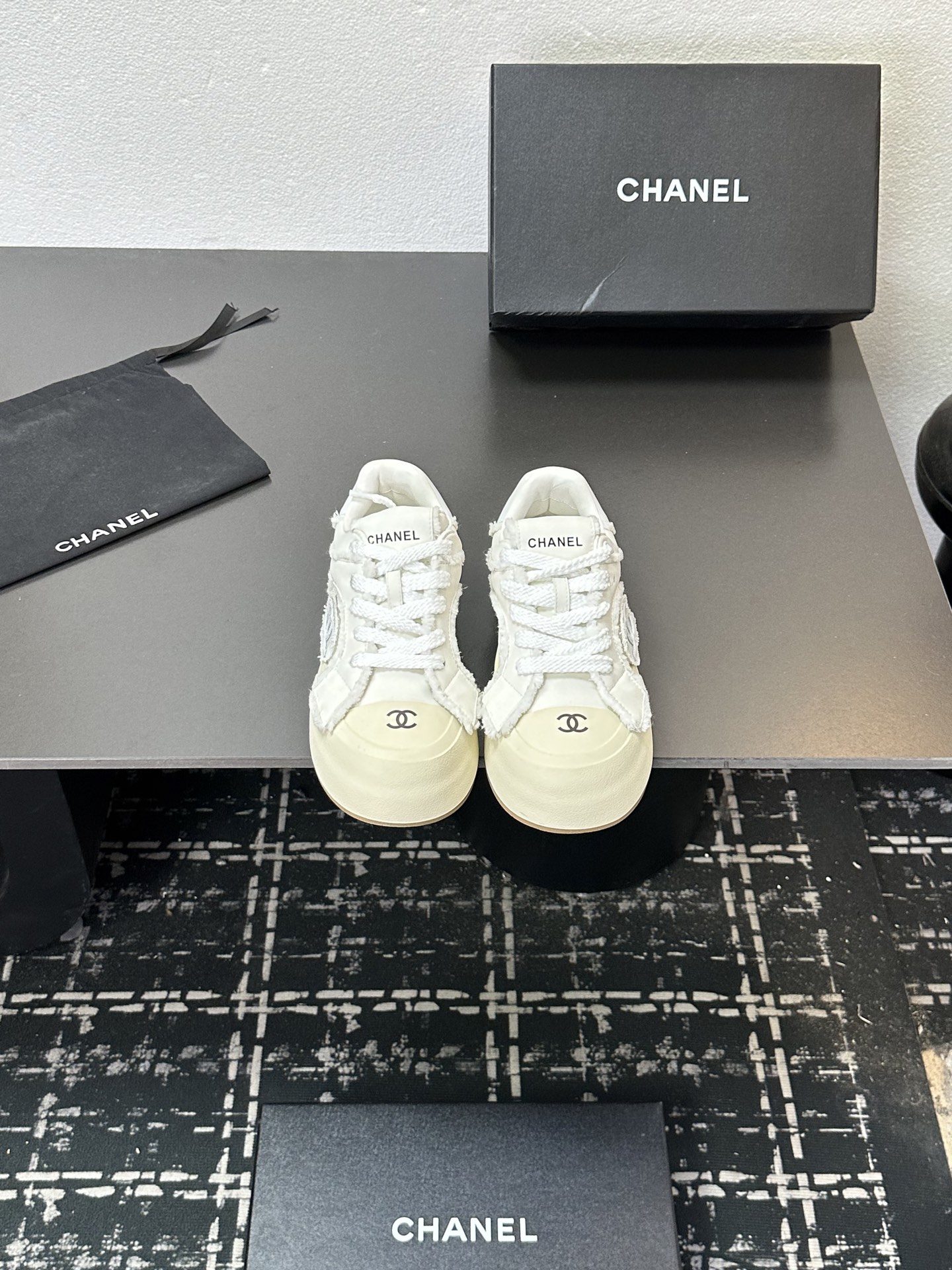 NO:512358,Chanel Chanel Panda Shoes!  Top casual sneakers for the 2025 counter This classic design; the upper is crafted and electric embroidered with various craftsmanship; the sole is fashionable and sporty; it is an extraordinary and has incorporated a variety of color matching elements... The diversified mix and match is very beautiful and versatile, casual, fashionable, sports, and outdoors can be taken into account... Go material The upper is made of original imported silk cowhide + original tarp + original head cowhide The inner part is made of original sheepli + net Outsole based on original TPU combination sole The counter is made of high-quality packaging for women 35–41, casual shoes/sports shoes, chanel, chanel, sneakers, cowhide19860909Chanel香奈儿熊猫鞋！2025专柜顶级休闲款运动鞋 这款经典设计；鞋面多种工艺电绣的风格；大底却时尚运动；不平凡的拥入了多种配色元素…… 多元化混搭非常好看百搭,休闲,时尚,运动,户外都能兼顾…… Go 材料 鞋面采用 原版进口头层丝绸牛皮+原版防水布+原版头层牛皮 内里采用 原版羊里+网 大底根据 原版TPU组合大底 专柜精品包装全套女35–41,休闲鞋/运动鞋,chanel,chanel,sneakers,cowhide,Women's Shoes