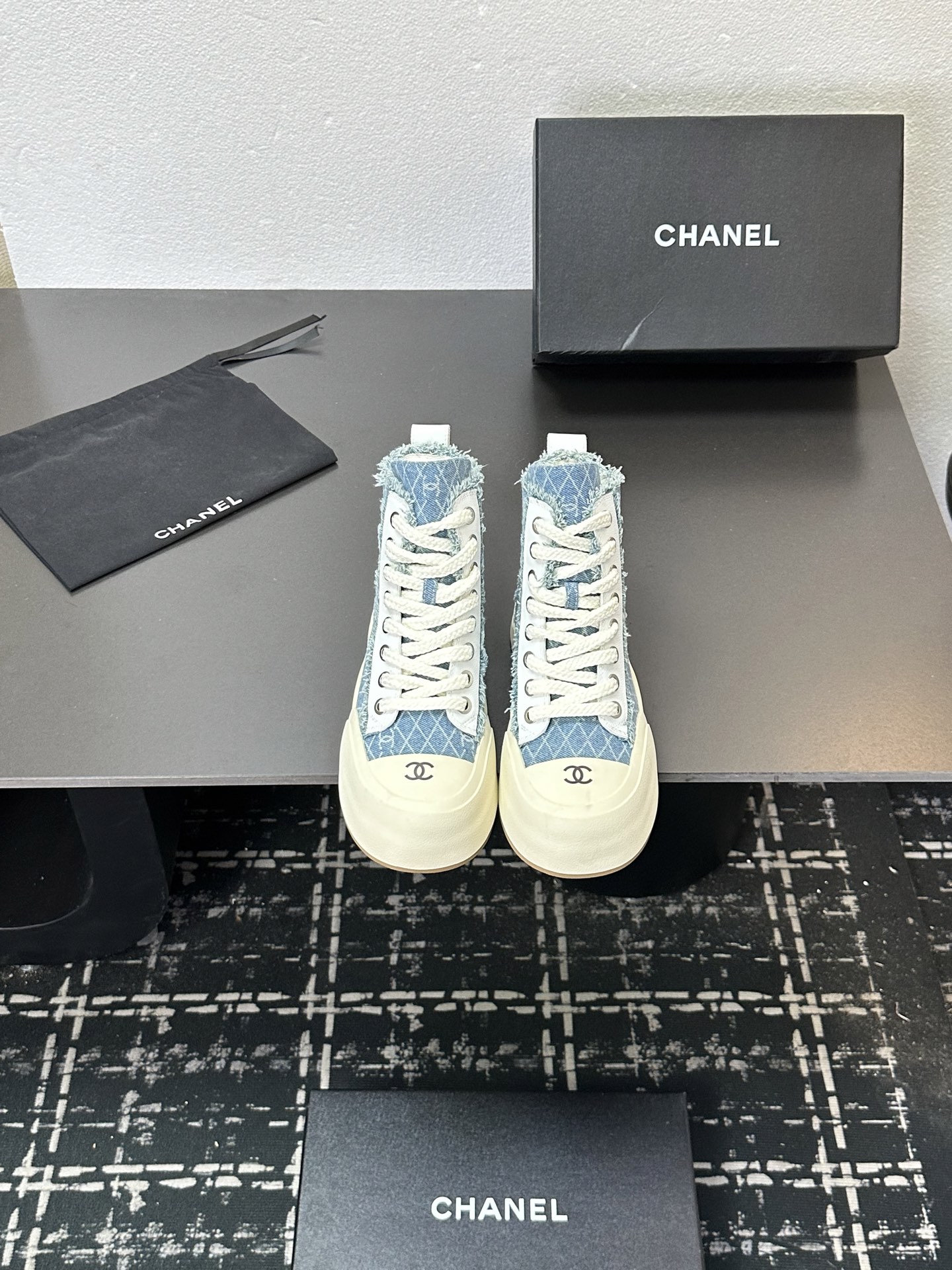 NO:512355,2025 Little Flavor Short Boots, a must-have item for this autumn and winter!  !  Chanel's hot short boots in autumn and winter, Xiaohongshu is highly recommended, and it looks good no matter how you match it. It is a must-have for fashionable things. Chanel's women love simple but irresistible matching to show unique styles of dressing, free mixing and matching are shining in place and keep up with the fashionable pace of Grandma Xiang!  !  !  Exquisite details enlarge the original mold opening hardware buckle. Top version purchasing level is created ★The upper is made of top layer cowhide, top layer cowhide, sheepskin footbed, tpu outsole. Size 35-39 (ordered by 40/41), boots, chanel, boots, cowhide, sheepskin198609092025小香短靴,本季秋冬季必备单品！！ 香奈儿秋冬重工爆款短靴 小红书力推款,怎么搭配都好看,时髦精必备,香奈儿女士钟爱简约又难以抗拒搭配展现与众不同的穿搭风格、自由混搭闪耀到位跟紧香奶奶时尚步伐！！！精致细节放大看原版开模五金扣 顶级版本代购级别打造★鞋面采用头层牛皮头层牛皮,羊皮垫脚,tpu大底 码数35-39（40/41订）,靴子,chanel,boots,cowhide,sheepskin,Women's Shoes