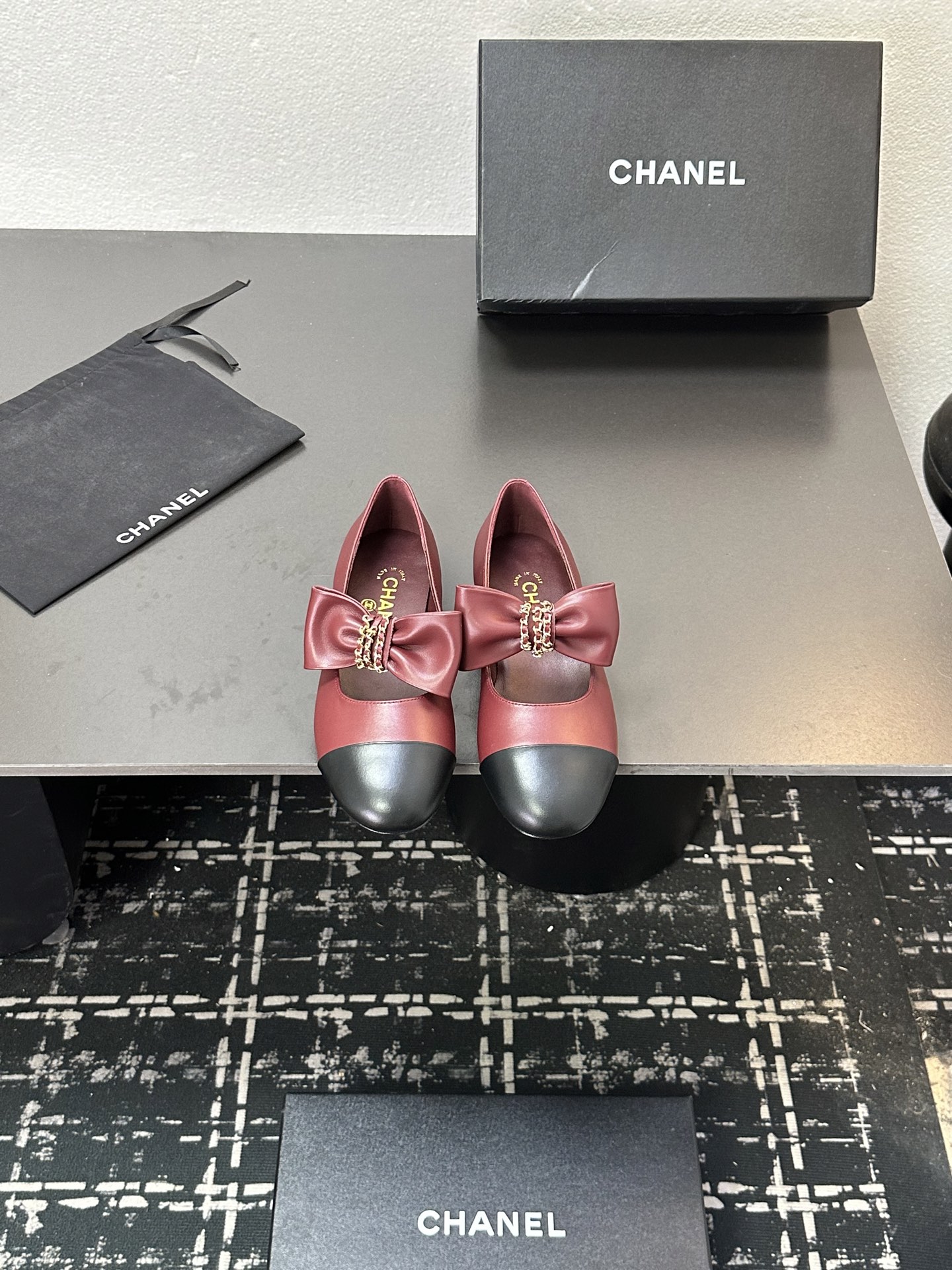 NO:512353,Xiaoxiang is a must-have item for this autumn and winter!  !  Chanel's autumn and winter heavy industry hot product, Xiaohongshu is highly recommended, it looks good no matter how you match it, and it is a must-have for fashionable things. Chanel's women love simple but irresistible combinations show unique styles of dressing, free mixing and matching, and keep up with the fashionable pace of Grandma Shixiang!  !  !  Exquisite details enlarge the original mold opening hardware buckle. Top version purchasing level is created★The upper is made of original customized cowhide, sheepskin inner lining, sheepskin footrest, original mold opening genuine leather sole, size 35-39 (40, 41 customized cloth leather, single shoes, chanel, cowhide, sheepskin, Leather soles19860909小香 本季秋冬季必备单品！！ 香奈儿秋冬重工爆款 小红书力推款,怎么搭配都好看,时髦精必备,香奈儿女士钟爱简约又难以抗拒系搭配展现与众不同的穿搭风格、自由混搭闪耀到位跟紧香奶奶时尚步伐！！！精致细节放大看原版开模五金扣 顶级版本代购级别打造★鞋面采用原版定制牛皮,羊皮内里,羊皮垫脚,原版开模真皮大底,码数35-39（40、41定做 布皮,单鞋,chanel,cowhide,sheepskin,Leather soles,Women's Shoes