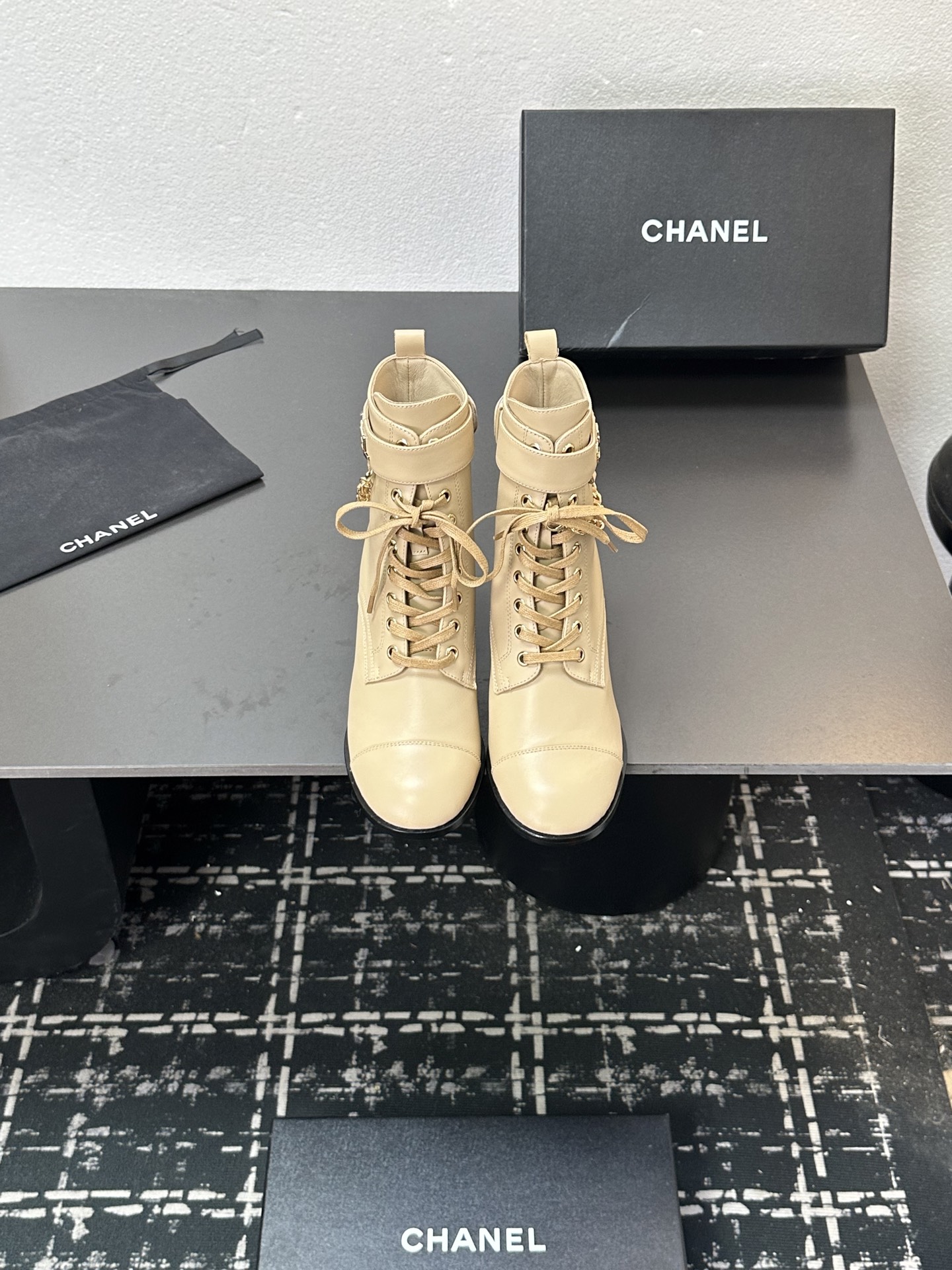 NO:543500,2025 Little Flavor Short Boots, a must-have item for this autumn and winter!  !  Chanel's hot short boots in autumn and winter, Xiaohongshu is highly recommended, and it looks good no matter how you match it. It is a must-have for fashionable things. Chanel's women love simple but irresistible matching to show unique styles of dressing, free mixing and matching are shining in place and keep up with the fashionable pace of Grandma Xiang!  !  !  Exquisite details enlarge the original mold opening hardware buckle, top version purchasing level created ★The upper is made of top layer cowhide-skin lining, rubber Size 35-39 (ordered by 40/41), boots, chanel, boots, cowhide, sheepskin198609092025小香短靴,本季秋冬季必备单品！！ 香奈儿秋冬重工爆款短靴 小红书力推款,怎么搭配都好看,时髦精必备,香奈儿女士钟爱简约又难以抗拒搭配展现与众不同的穿搭风格、自由混搭闪耀到位跟紧香奶奶时尚步伐！！！精致细节放大看原版开模五金扣 顶级版本代购级别打造★鞋面采用头层牛皮-羊皮内里,橡胶 码数35-39（40/41订）,靴子,chanel,boots,cowhide,sheepskin,Women's Shoes