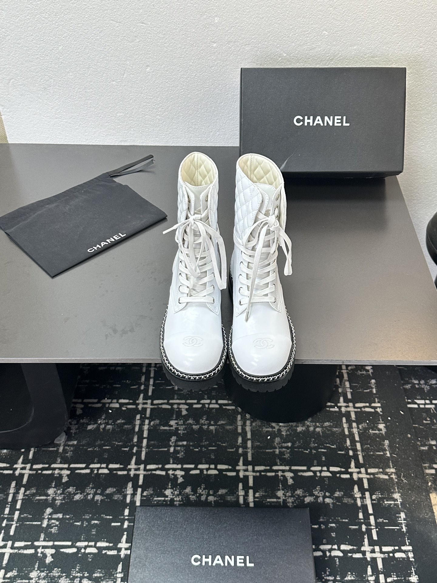 NO:497919,2025 Little Flavor Short Boots, a must-have item for this autumn and winter!  !  Chanel's hot short boots in autumn and winter, Xiaohongshu is highly recommended, and it looks good no matter how you match it. It is a must-have for fashionable things. Chanel's women love simple but irresistible matching to show unique styles of dressing, free mixing and matching are shining in place and keep up with the fashionable pace of Grandma Xiang!  !  !  Exquisite details enlarge the original mold opening hardware buckle, top version purchasing level created ★The upper is made of top layer cowhide-skin lining, rubber Size 35-39 (ordered by 40/41), boots, chanel, boots, cowhide, sheepskin198609092025小香短靴,本季秋冬季必备单品！！ 香奈儿秋冬重工爆款短靴 小红书力推款,怎么搭配都好看,时髦精必备,香奈儿女士钟爱简约又难以抗拒搭配展现与众不同的穿搭风格、自由混搭闪耀到位跟紧香奶奶时尚步伐！！！精致细节放大看原版开模五金扣 顶级版本代购级别打造★鞋面采用头层牛皮-羊皮内里,橡胶 码数35-39（40/41订）,靴子,chanel,boots,cowhide,sheepskin,Women's Shoes