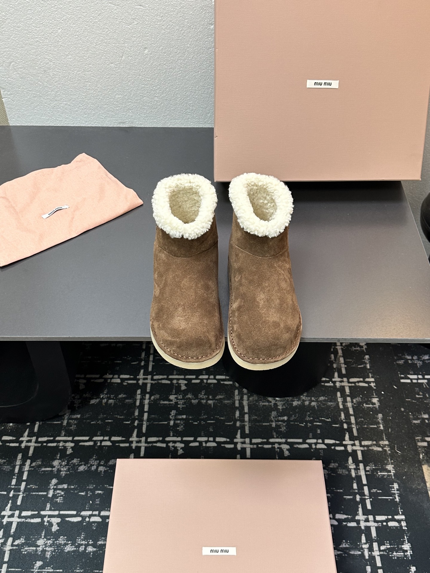 NO:512351,Miu Mi* 25FW deck shoes This is a snow boot, which comes in light beige and dark brown. In terms of appearance, the upper is made of a delicate textured reverse velvet leather material, and a circle of fluffy and soft white plush is surrounded by the mouth of the shoe, which not only adds a sense of fashion, but also wraps the ankles well and serves as a warmth. In terms of matching, the light beige style can be matched with light-colored jeans and knitted skirts to create a fresh and gentle winter style; the dark brown style is suitable for combining with dark-colored overalls and wool skirts to create a retro and warm style, which is suitable for daily outings or winter commuting. The upper is ox-back wool inner wool outsole rubber outsole Size35-40 (40 custom-made, non-return and exchange), snow boots, miumiu, boots, skirts, jeans19860909Miu Mi* 25FW deck shoes 雪地靴 这是一款雪地靴,有浅米色和深棕色等款式.外观上,鞋面采用质感细腻的反绒皮材质,鞋口处环绕着一圈蓬松柔软的白色毛绒,既增添了时尚感,又能很好地包裹脚踝,起到保暖作用. 搭配方面,浅米色款可与浅色系的牛仔裤、针织裙搭配,打造出清新温柔的冬日造型；深棕色款则适合和深色系的工装裤、毛呢裙组合,营造出复古又温暖的风格,无论是日常出街还是冬日通勤,都很合适. 鞋面牛反绒 内里羊毛 大底橡胶大底 Size35-40（40定制不退换）,雪地靴,miumiu,boots,skirts,jeans,Women's Shoes