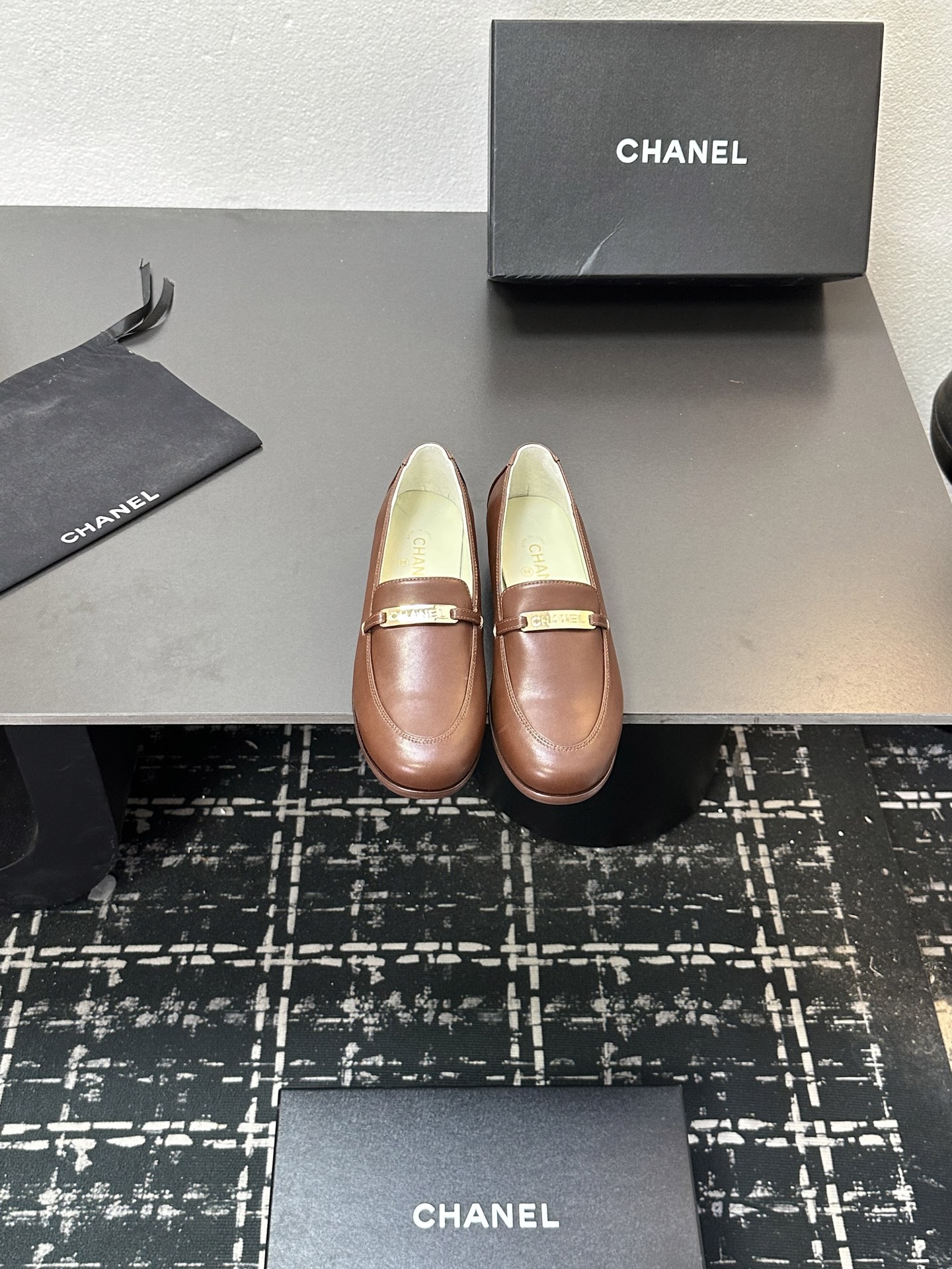 NO:535608,Chanel 25K new loafers This season's loafers are very average, retro, handsome and casual black and gold colors, both worth it. They are completely free of burdens. Upper cowhide, inner sheepskin, genuine leather soles. Size: 35-39. Other sizes are customized, loafers, chanel, loafers, cowhide, sheepskin, Leather soles19860909Chanel 25K新款乐福鞋 这一季的乐福鞋很中规中矩 复古帅气还随性黑金两个颜色 都值得入 搭配完全无负担 鞋面牛皮 内里羊皮 真皮大底 Size:35-39 其它码数定做,乐福鞋,chanel,loafers,cowhide,sheepskin,Leather soles,Women's Shoes