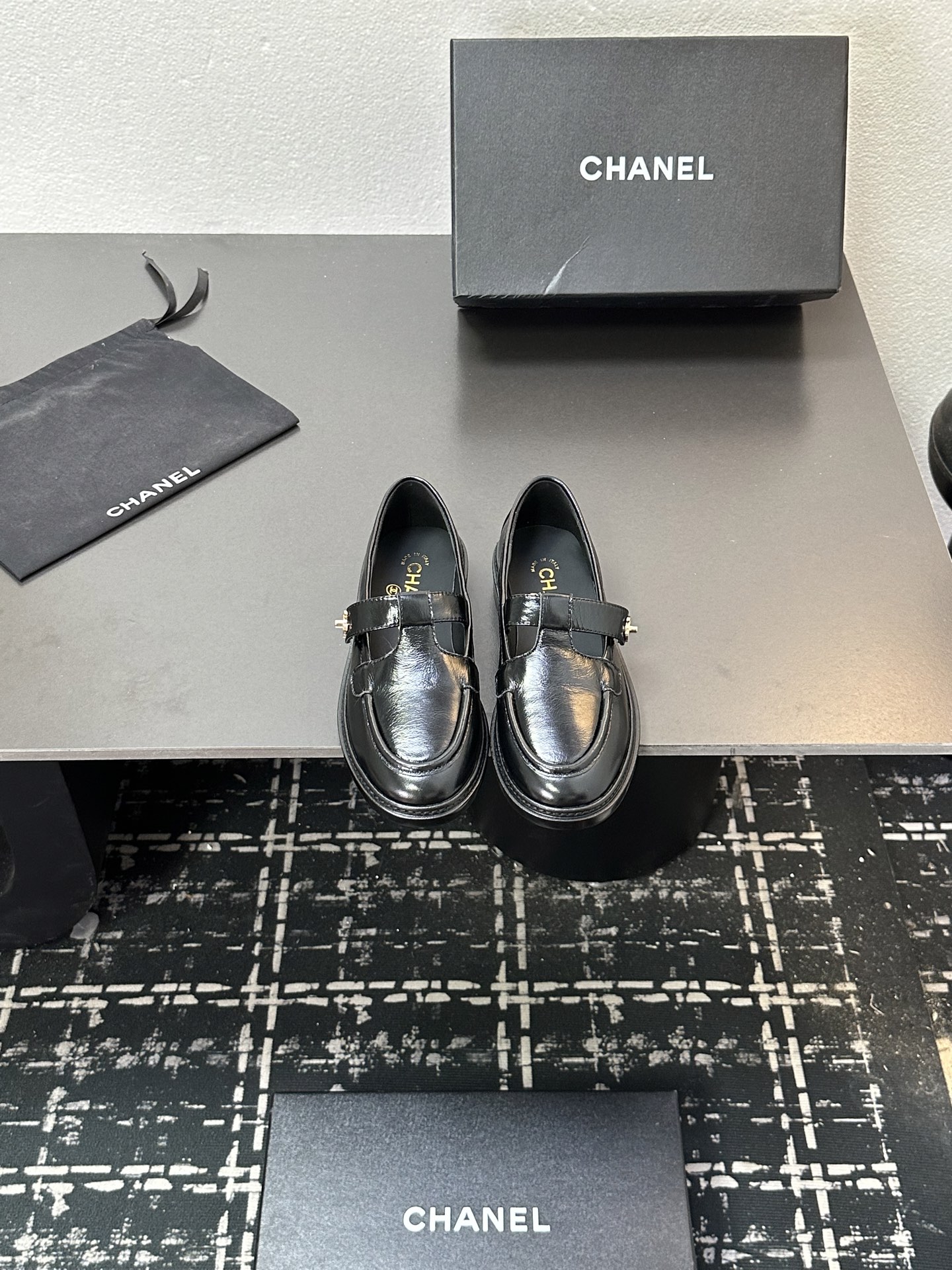 NO:535605,2025 Xiaoxiang must-have items for this season in autumn and winter!  !  Chanel's autumn and winter heavy industry hot product, Xiaohongshu is highly recommended, it looks good no matter how you match it, and it is a must-have for fashionable things. Chanel's women love simple but irresistible combinations show unique styles of dressing, free mixing and matching, and keep up with the fashionable pace of Grandma Shixiang!  !  !  Exquisite details enlarge the original mold opening hardware buckle. Top version purchasing level is created ★The upper is made of original customized cowhide, sheepskin inner lining, sheepskin footrest, original mold opening leather outsole, size 35-39 (40, 41 customized, single shoes, chanel, cowhide, sheepskin, Leather soles198609092025小香 本季秋冬季必备单品！！ 香奈儿秋冬重工爆款 小红书力推款,怎么搭配都好看,时髦精必备,香奈儿女士钟爱简约又难以抗拒系搭配展现与众不同的穿搭风格、自由混搭闪耀到位跟紧香奶奶时尚步伐！！！精致细节放大看原版开模五金扣 顶级版本代购级别打造★鞋面采用原版定制牛皮,羊皮内里,羊皮垫脚,原版开模真皮大底,码数35-39（40、41定做,单鞋,chanel,cowhide,sheepskin,Leather soles,Women's Shoes