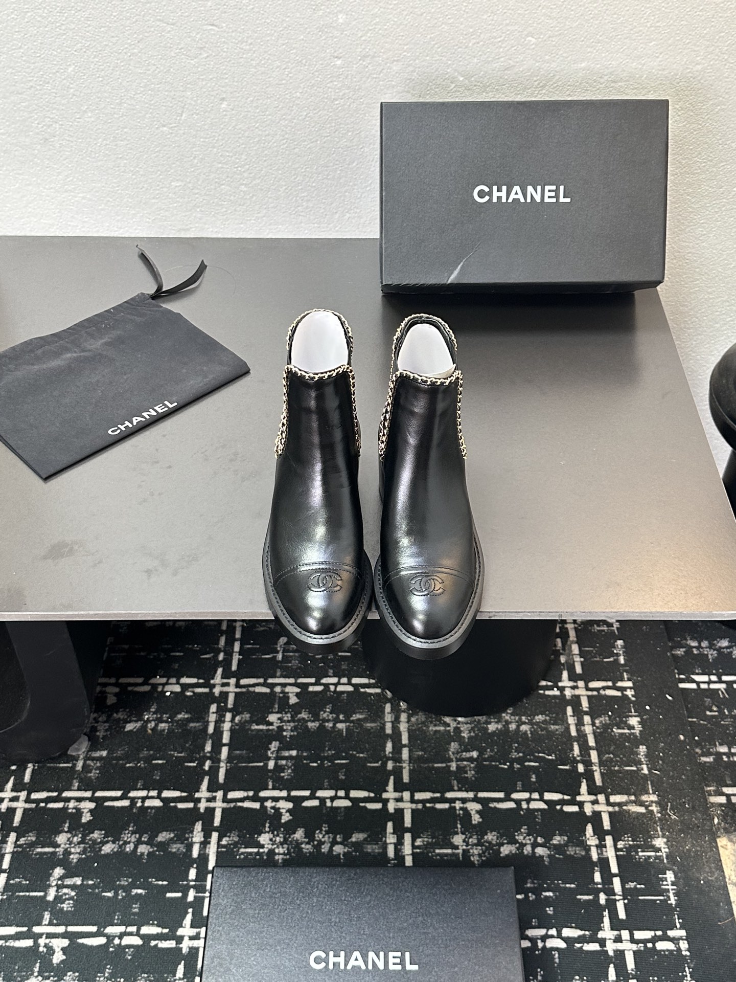 NO:543498,2025 Little Flavor Short Boots, a must-have item for this autumn and winter!  !  Chanel's hot short boots in autumn and winter, Xiaohongshu is highly recommended, and it looks good no matter how you match it. It is a must-have for fashionable things. Chanel's women love simple but irresistible matching to show unique styles of dressing, free mixing and matching are shining in place and keep up with the fashionable pace of Grandma Xiang!  !  !  Exquisite details enlarge the original mold opening hardware buckle. Top version purchasing level is created ★The upper is made of top layer cowhide-skin lining, genuine leather sole. Size 35-39 (ordered by 40/41), boots, chanel, boots, cowhide, sheepskin198609092025小香短靴,本季秋冬季必备单品！！ 香奈儿秋冬重工爆款短靴 小红书力推款,怎么搭配都好看,时髦精必备,香奈儿女士钟爱简约又难以抗拒搭配展现与众不同的穿搭风格、自由混搭闪耀到位跟紧香奶奶时尚步伐！！！精致细节放大看原版开模五金扣 顶级版本代购级别打造★鞋面采用头层牛皮-羊皮内里,真皮底 码数35-39（40/41订）,靴子,chanel,boots,cowhide,sheepskin,Women's Shoes