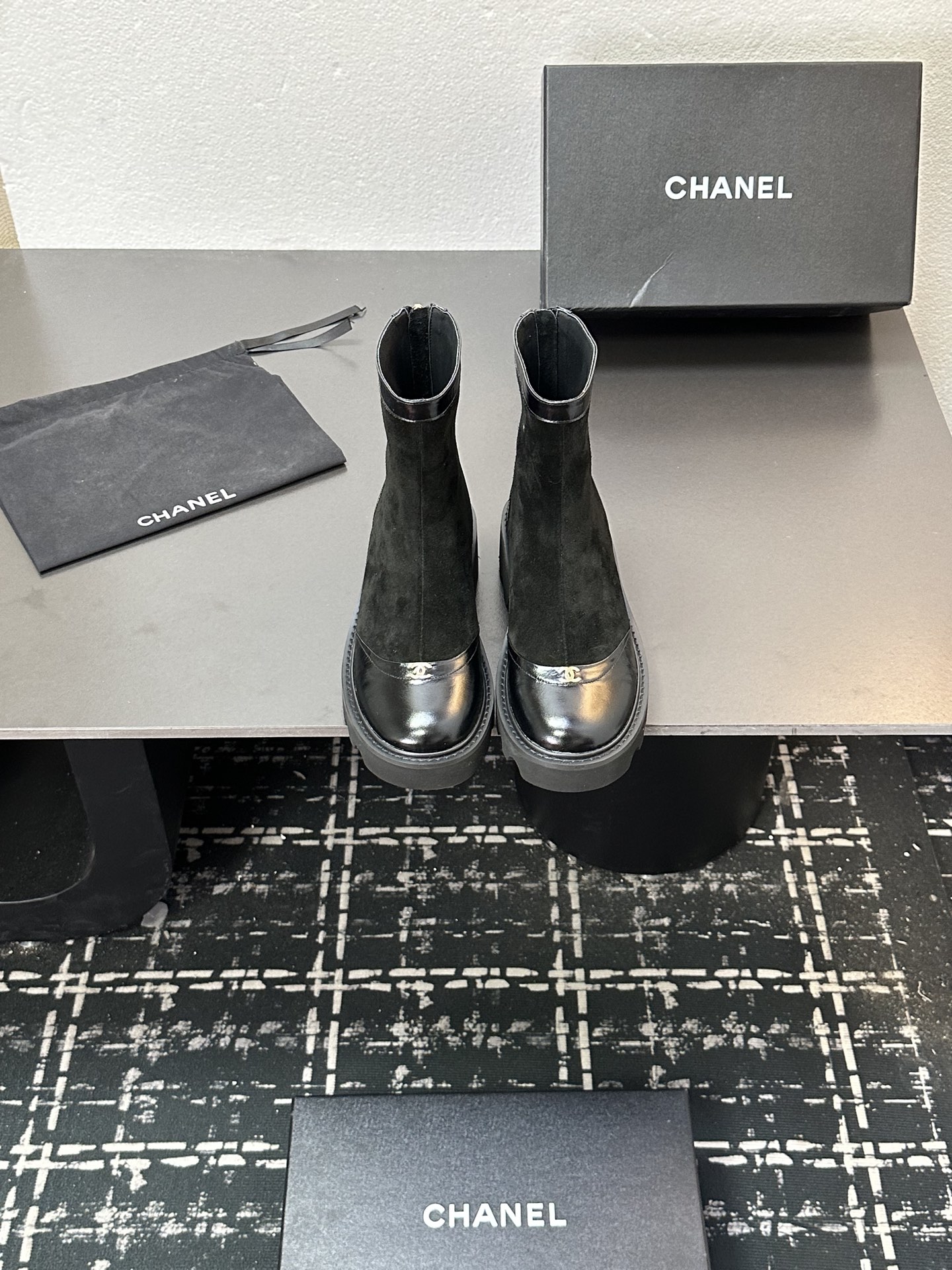 NO:543496,2025 Little Flavor Short Boots, a must-have item for this autumn and winter!  !  Chanel's hot short boots in autumn and winter, Xiaohongshu is highly recommended, and it looks good no matter how you match it. It is a must-have for fashionable things. Chanel's women love simple but irresistible matching to show unique styles of dressing, free mixing and matching are shining in place and keep up with the fashionable pace of Grandma Xiang!  !  !  Exquisite details enlarge the original mold opening hardware buckle. Top version purchasing level is created ★The upper is made of top layer cowhide-skin lining, rubber sole. Size 35-39 (ordered by 40/41), boots, chanel, boots, cowhide, sheepskin198609092025小香短靴,本季秋冬季必备单品！！ 香奈儿秋冬重工爆款短靴 小红书力推款,怎么搭配都好看,时髦精必备,香奈儿女士钟爱简约又难以抗拒搭配展现与众不同的穿搭风格、自由混搭闪耀到位跟紧香奶奶时尚步伐！！！精致细节放大看原版开模五金扣 顶级版本代购级别打造★鞋面采用头层牛皮-羊皮内里,橡胶底 码数35-39（40/41订）,靴子,chanel,boots,cowhide,sheepskin,Women's Shoes