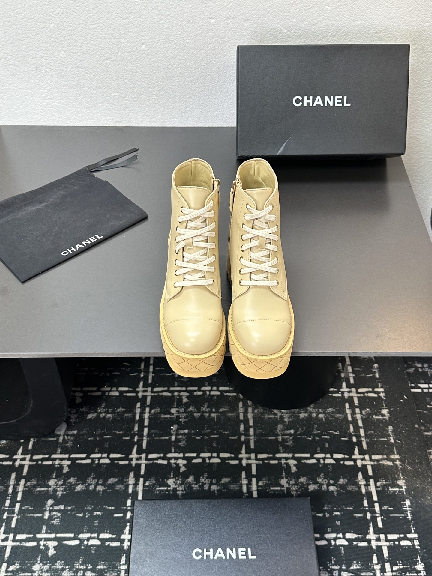 NO:543495,[Top version] The latest military boots in the counter are synchronized with CHANEL/Chanel Xiaoxiang autumn and winter super high-heeled boots. They are super beautiful, light and taller. Whoever wears them, the girl’s favorite is really a representative of handsome fashion. The lightweight big sole and zipper are embellished with CHANEL letters, which are low-key and luxurious!  Simple, fashionable, personal and grand!  Sponge cake thick sole super high heel short boots, leg pulling artifact, natural and smooth beauty, a kind of beauty that stuns the beauty of time, and long legs should be displayed in winter~ Imported lambskin upper inner lambskin inner lambskin original wear-resistant velvet sole Heel high and thick heel about 10CM Size35-39 (customized for 40 and 41), boots, chanel, chanel, boots, sheepskin19860909【顶级版本】 专柜同步最新款军靴 CHANEL/香奈儿 小香秋冬超高跟短靴 超级好看,又轻,又增高.谁穿谁超模,少女们的心头爱真的是帅气时尚的代表 轻便大底和拉链有CHANEL字母点缀 低调不失奢华！简约时尚个性又大气！ 松糕厚底超高跟短靴,拉腿神器,自然流畅的美感,有种惊艳了时光的美感,冬日也要展现大长腿～ 鞋面进口小羊皮 内里羊皮里  大底原版耐磨绒大底 跟高厚跟约10CM Size35-39（40、41定制）,靴子,chanel,chanel,boots,sheepskin,Women's Shoes