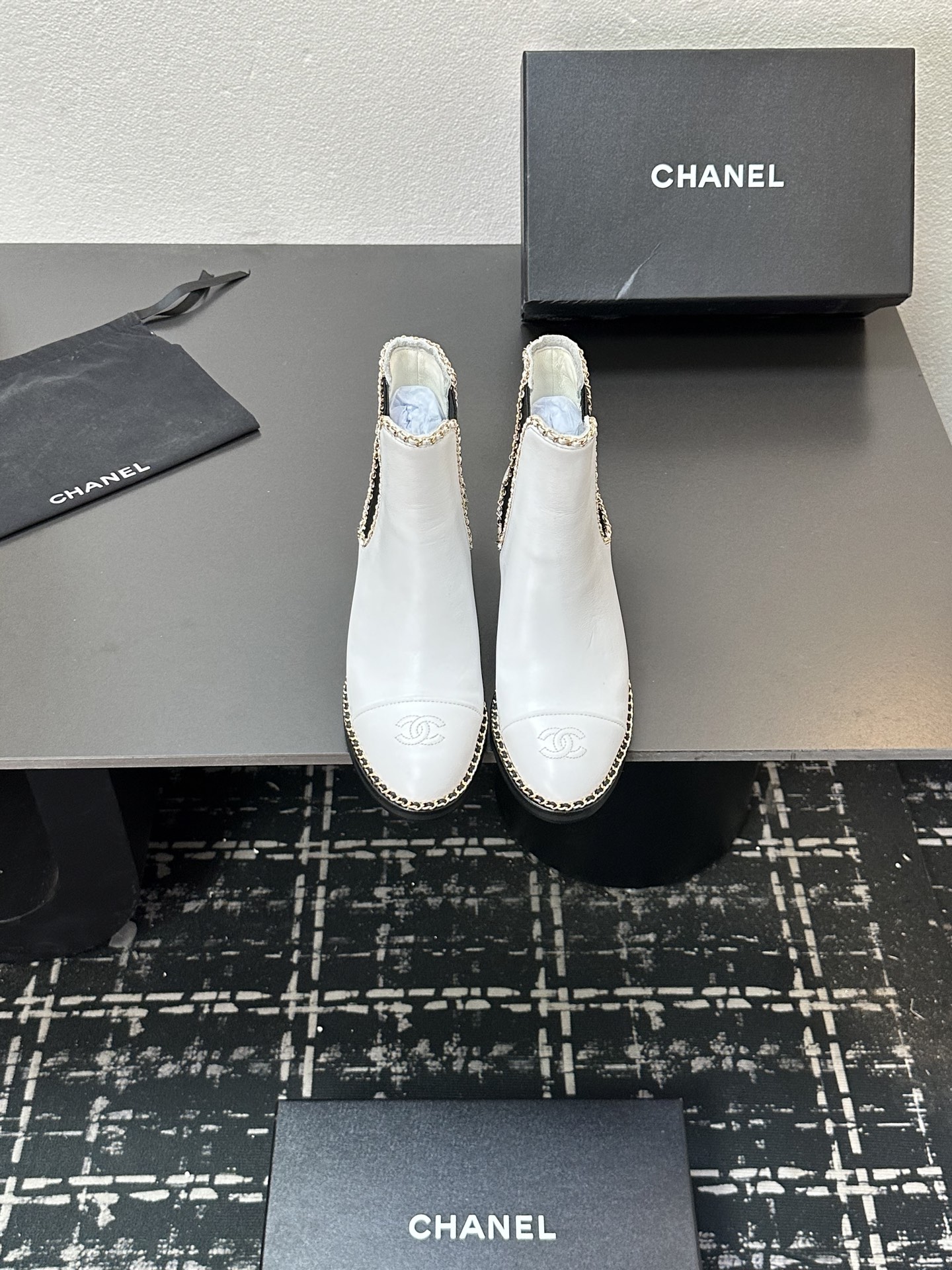 NO:543494,2025 Little Flavor Short Boots, a must-have item for this autumn and winter!  !  Chanel's hot short boots in autumn and winter, Xiaohongshu is highly recommended, and it looks good no matter how you match it. It is a must-have for fashionable things. Chanel's women love simple but irresistible matching to show unique styles of dressing, free mixing and matching are shining in place and keep up with the fashionable pace of Grandma Xiang!  !  !  Exquisite details enlarge the original mold opening hardware buckle. Top version purchasing level is created ★The upper is made of top layer cowhide-skin lining, genuine leather sole. Size 35-39 (ordered by 40/41), boots, chanel, boots, cowhide, sheepskin198609092025小香短靴,本季秋冬季必备单品！！ 香奈儿秋冬重工爆款短靴 小红书力推款,怎么搭配都好看,时髦精必备,香奈儿女士钟爱简约又难以抗拒搭配展现与众不同的穿搭风格、自由混搭闪耀到位跟紧香奶奶时尚步伐！！！精致细节放大看原版开模五金扣 顶级版本代购级别打造★鞋面采用头层牛皮-羊皮内里,真皮底 码数35-39（40/41订）,靴子,chanel,boots,cowhide,sheepskin,Women's Shoes