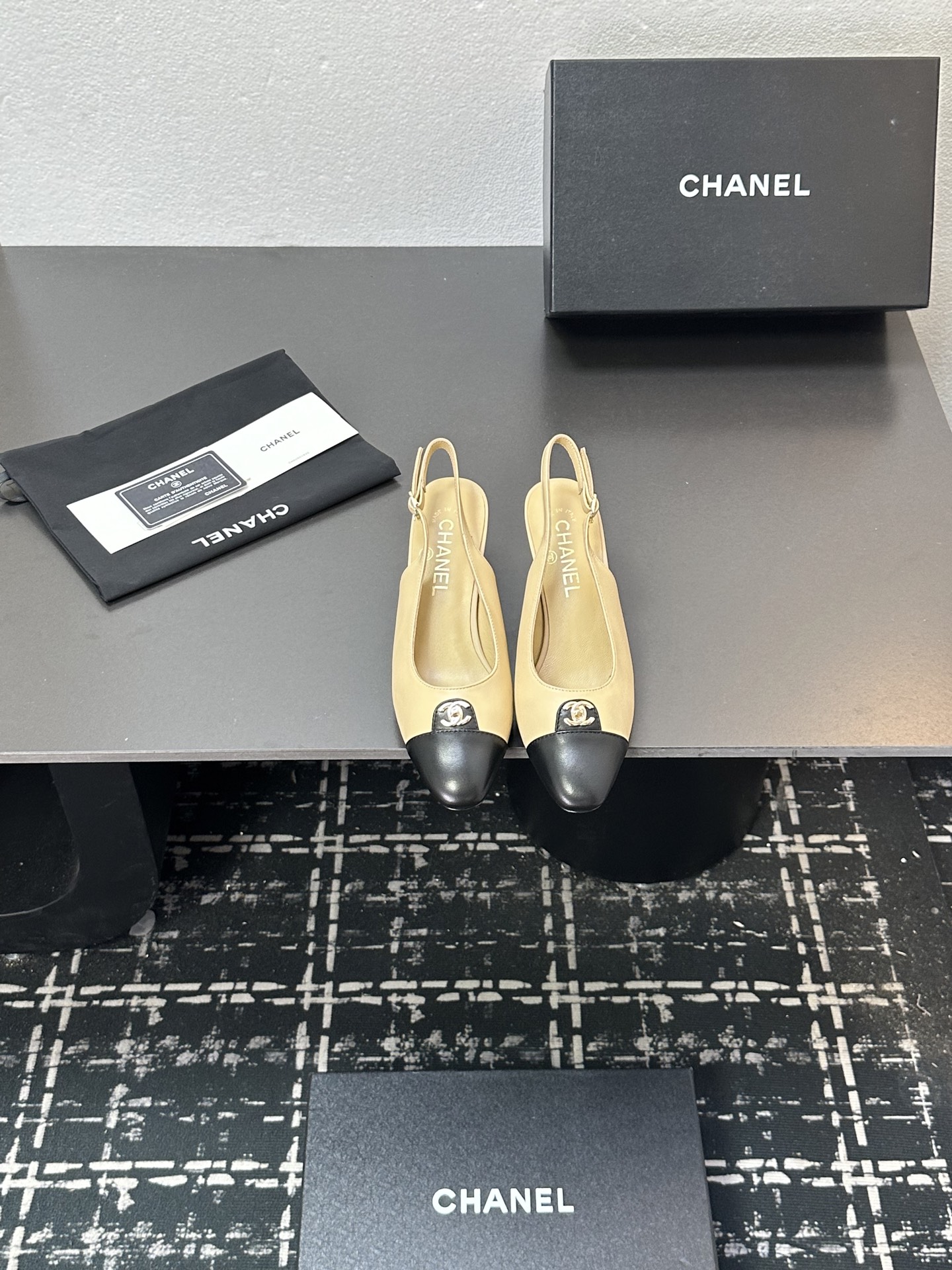 NO:559124,2025★★★★★ Many celebrities and internet celebrities are on their feet. This is a versatile series popularized by bloggers at home and abroad. It is a must-have sandal for spring and summer wardrobes. Diamond design exclusive to Xiangjia. Upper sheepskin lining: Imported crystal sheepskin lining. Original molded and customized leather outsole. Shoe size: 35-39 (40, 41, custom-made, non-refundable)  Delivery of luxury latest counters with simultaneous packaging, sandals, chanel, sandals, sheepskin, Leather soles198609092025★★★★★ 众多明星网红上脚,国内外博主刷爆的一个百搭系列,春夏衣橱搭配必备 凉拖首选.菱格设计香家专属 鞋面羊皮  内里: 进口水晶羊皮内里 大底原版开模定制真皮大底 鞋码: 35-39（40、41、定做不退换） 配送豪华最新专柜同步包装,凉鞋,chanel,sandals,sheepskin,Leather soles,Women's Shoes