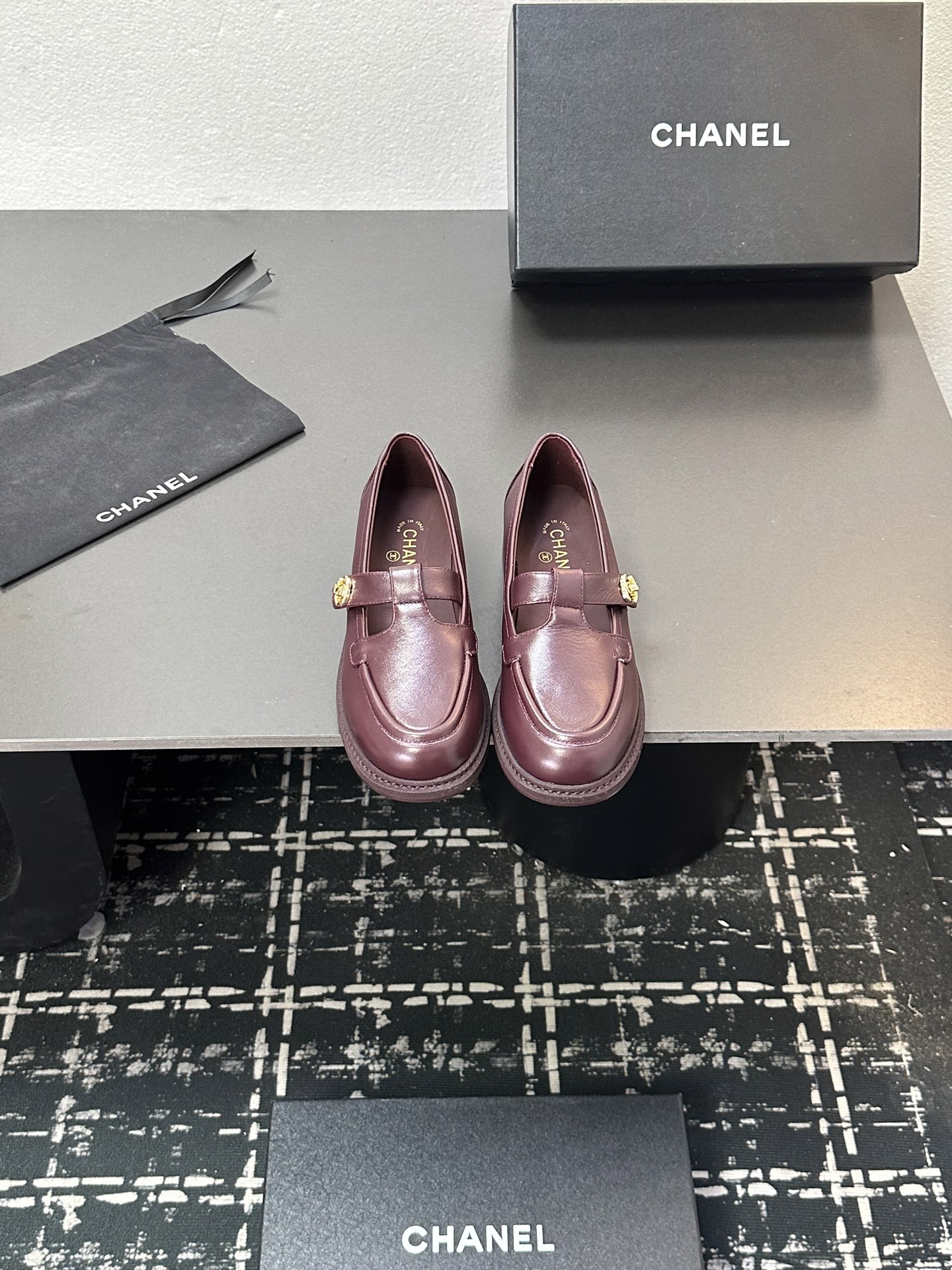 NO:559892,2025 Xiaoxiang is a must-have item for autumn and winter this season!  !  Chanel's autumn and winter heavy industry hot styles are highly recommended by Xiaohongshu. They look good no matter how you match them. They are a must-have for fashion. Ms. Chanel loves simple and irresistible combinations to show her unique dressing style. She can mix and match freely to shine and follow the fashionable steps of her grandma!  !  !  Enlarge the exquisite details to see the original molded hardware buckle. The top version is made at the purchasing level★ The upper is made of original customized cowhide, sheepskin lining, sheepskin feet, original molded leather outsole, code number 35-39 (customized 40, 41, single shoes, chanel, cowhide, sheepskin, Leather soles198609092025小香 本季秋冬季必备单品！！ 香奈儿秋冬重工爆款 小红书力推款,怎么搭配都好看,时髦精必备,香奈儿女士钟爱简约又难以抗拒系搭配展现与众不同的穿搭风格、自由混搭闪耀到位跟紧香奶奶时尚步伐！！！精致细节放大看原版开模五金扣 顶级版本代购级别打造★鞋面采用原版定制牛皮,羊皮内里,羊皮垫脚,原版开模真皮大底,码数35-39（40、41定做,单鞋,chanel,cowhide,sheepskin,Leather soles,Women's Shoes