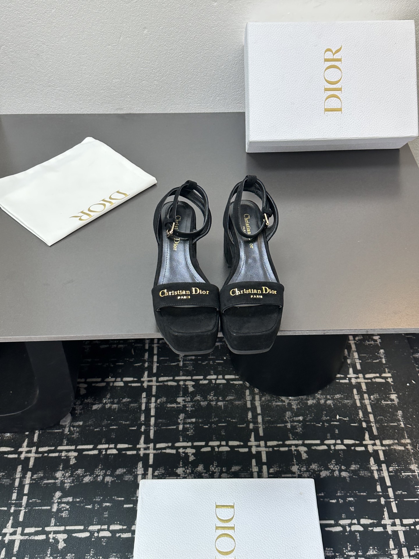 NO:559119,25ss new spring and summer Dior Dway thick-soled straw sandals with letter embroidery, hemp rope-soled wedge slippers. This Dway thick-soled sandals are fashionable and casual. They are made of natural raffia effect fabric and contrasting cotton uppers, decorated with Christian Dior Paris logo embroidery. The recognizable rope soles are handmade using traditional techniques. They are simple and super versatile. They are perfect and luxurious on the feet. They can be matched with any spring and summer clothes, and the feet feel even more comfortable!  He is the perfect choice for summer travel!  Size: 35-42 (41 42 customized, non-returnable) Price, high heels and sandals, dior, dior, sandals, high heels, slippers, espadrilles1986090925ss春夏新款Dior 迪奥Dway草编厚底凉拖鞋字母刺绣麻绳底坡跟一字拖鞋 这款 Dway 厚底凉拖时尚休闲,自然色酒椰草效果面料和撞色棉质鞋面,饰以Christian Dior Paris标志刺绣,富有辨识度绳编鞋底运用传统工艺手工制作而成,简约超级百搭.上脚完美奢华可任意搭配春夏服饰,脚感更是舒适！夏季出行非他莫属！ Size:35-42（41 42订做不退换） 价格,高跟鞋凉鞋,dior,dior,sandals,high heels,slippers,espadrilles,Women's Shoes