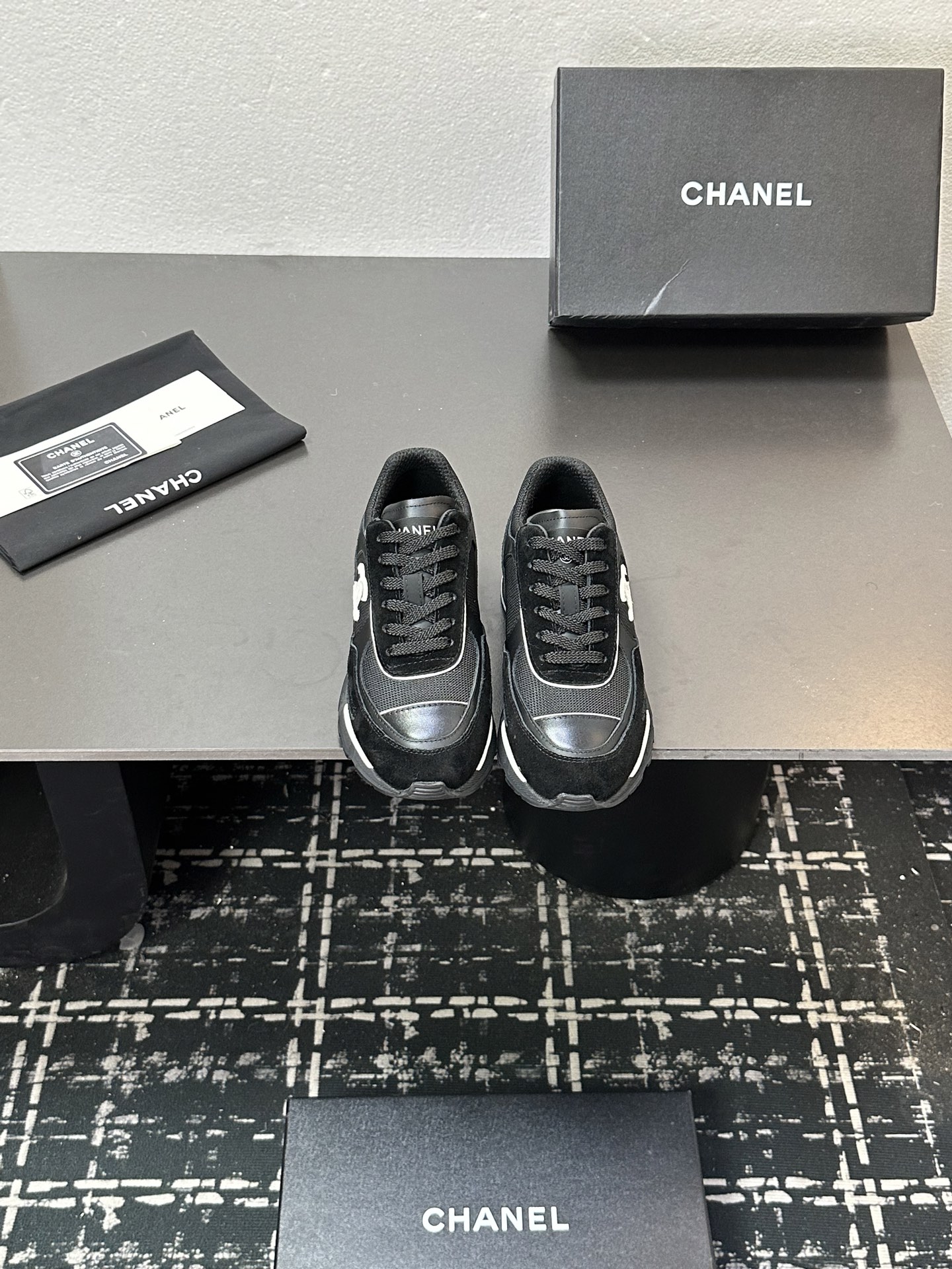 NO:559888,Chanel Chanel panda shoes!  2025 counter top casual sports shoes This classic design; the upper is in the style of electric embroidery with various craftsmanship; the outsole is fashionable and sporty; it incorporates a variety of color matching elements... The diversified mix and match is very good-looking and versatile, casual, fashionable, sports, and outdoor can be taken into account... Go material The upper is made of original imported first-layer silk cowhide + original waterproof cloth + original first-layer cowhide. The lining is made of original sheep lining + mesh outsole based on the original TPU combination outsole.  Counter boutique package complete set for women 35-41, casual shoes/sports shoes, chanel, chanel, sneakers, cowhide19860909Chanel香奈儿熊猫鞋！2025专柜顶级休闲款运动鞋 这款经典设计；鞋面多种工艺电绣的风格；大底却时尚运动；不平凡的拥入了多种配色元素…… 多元化混搭非常好看百搭,休闲,时尚,运动,户外都能兼顾…… Go 材料 鞋面采用 原版进口头层丝绸牛皮+原版防水布+原版头层牛皮 内里采用 原版羊里+网 大底根据 原版TPU组合大底 专柜精品包装全套女35–41,休闲鞋/运动鞋,chanel,chanel,sneakers,cowhide,Women's Shoes