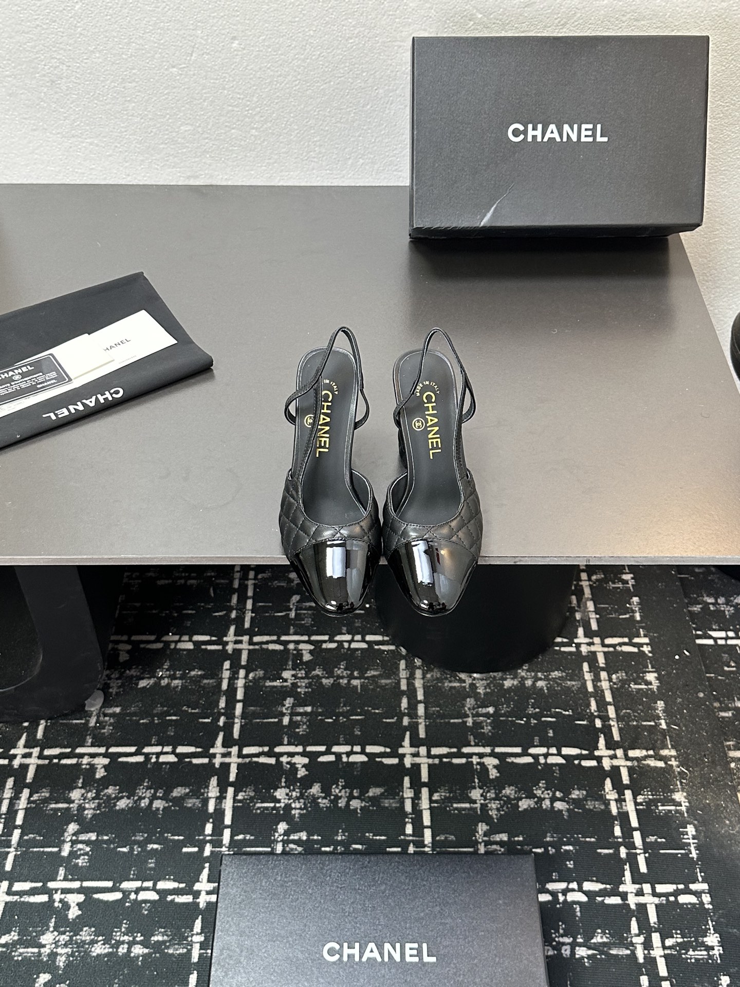 NO:559886,chan*l classic slingback small fragrant sandals!  Single shoes!  As Coco Chanel said, fashion is fleeting but style lasts forever!  This pair of empty-back shoes is a classic among Xiangjia classics!  Two-color matching, simple and exquisite, the universal and evergreen model in the counter will never go out of style!  The counter's original leather, imported sheepskin lining, and Italian imported cow leather soles!  Heel height 1cm 6cm 10cm top quality, Size35-40 (34 40 41 42 43 customized), sandals, chanel, chanel, chanel, sandals, cowhide, sheepskin19860909chan*l经典slingback小香凉鞋！单鞋！ 就像coco香奈儿女士说的流行稍纵即逝,但风格永存！这双后空鞋就是香家经典中的经典！双色搭配,简约精致,专柜里的万能长青款,永远不过时单品！ 专柜原版皮料,进口羊皮内里,意大利进口牛皮革鞋底！ 跟高1cm 6cm 10cm 顶级品质,Size35-40（34 40 41 42 43定做）,凉鞋,chanel,chanel,chanel,sandals,cowhide,sheepskin,Women's Shoes