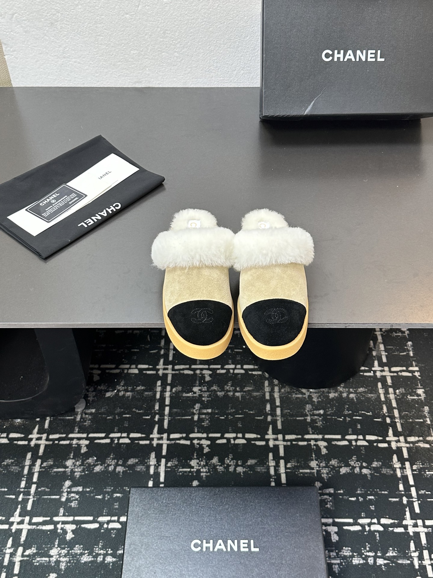 NO:559113,2025sss official website and Xiaohongshu synchronize the latest color matching Xiaoxiangjia’s popular models are hotly launched, with upgraded workmanship and high quality!   The latest fashionable fur boots are super versatile and warm soles, the favorite of heroines [Fireworks][Fireworks] Cow suede leather upper, wool lining, rubber outsole, 5 sizes 35-41, [Note 40+41 custom-made], half-slip furry shoes, chanel, boots, cowhide198609092025sss官网、小红书同步最新配色小香家爆款火热上线,做工升级版,高品质！  时尚潮流最新款毛毛靴上脚超百搭暖底,女主们的最爱[烟花][烟花] 鞋面牛反绒牛皮 内里羊毛 大底橡胶大底 5码数35-41码,【注40+41订做】,半拖毛毛鞋,chanel,boots,cowhide,Women's Shoes