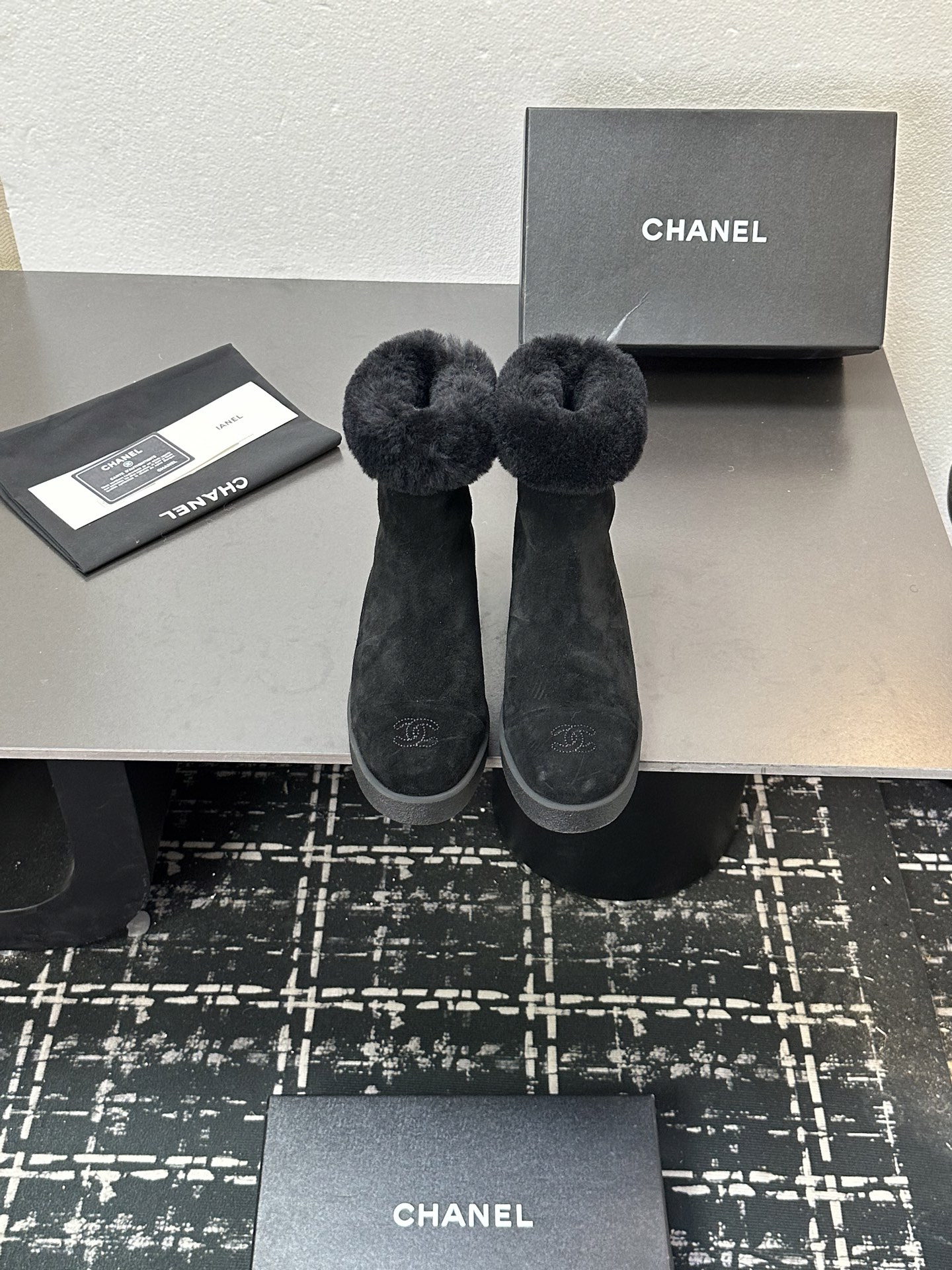 NO:559880,2025sss official website and Xiaohongshu synchronize the latest color matching Xiaoxiangjia’s popular models are hotly launched, with upgraded workmanship and high quality!   The latest fashionable furry boots are super versatile and warm for the feet, the favorite of heroines [Fireworks][Fireworks] Cow suede leather upper, wool lining, rubber outsole, 5 sizes 35-41, [Note 40+41 custom-made], half-drag boots, chanel, boots, cowhide198609092025sss官网、小红书同步最新配色小香家爆款火热上线,做工升级版,高品质！  时尚潮流最新款毛毛靴上脚超百搭暖底,女主们的最爱[烟花][烟花] 鞋面牛反绒牛皮 内里羊毛 大底橡胶大底 5码数35-41码,【注40+41订做】,靴子半拖,chanel,boots,cowhide,Women's Shoes