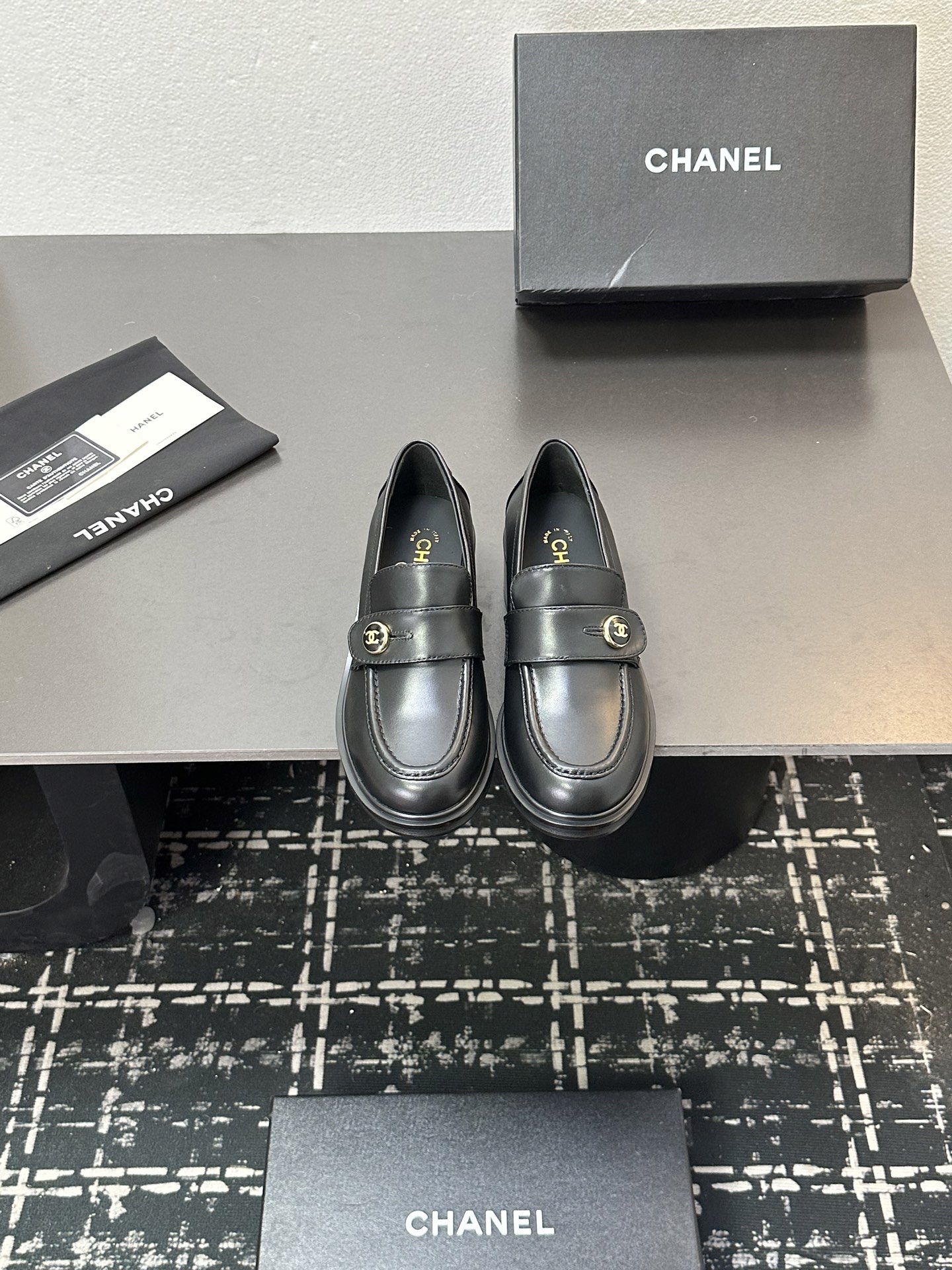 NO:559205,2025 Xiaoxiang is a must-have item for autumn and winter this season!  !  Chanel's autumn and winter heavy industry hot styles are highly recommended by Xiaohongshu. They look good no matter how you match them. They are a must-have for fashion. Ms. Chanel loves simple and irresistible combinations to show her unique dressing style. She can mix and match freely to shine and follow the fashionable steps of her grandma!  !  !  Enlarge the exquisite details to see the original molded hardware buckle. The top version is made at the purchasing level★ The upper is made of original customized cowhide, sheepskin lining, sheepskin feet, original molded leather outsole, code number 35-39 (customized 40, 41, single shoes, chanel, cowhide, sheepskin, Leather soles198609092025小香 本季秋冬季必备单品！！ 香奈儿秋冬重工爆款 小红书力推款,怎么搭配都好看,时髦精必备,香奈儿女士钟爱简约又难以抗拒系搭配展现与众不同的穿搭风格、自由混搭闪耀到位跟紧香奶奶时尚步伐！！！精致细节放大看原版开模五金扣 顶级版本代购级别打造★鞋面采用原版定制牛皮,羊皮内里,羊皮垫脚,原版开模真皮大底,码数35-39（40、41定做,单鞋,chanel,cowhide,sheepskin,Leather soles,Women's Shoes