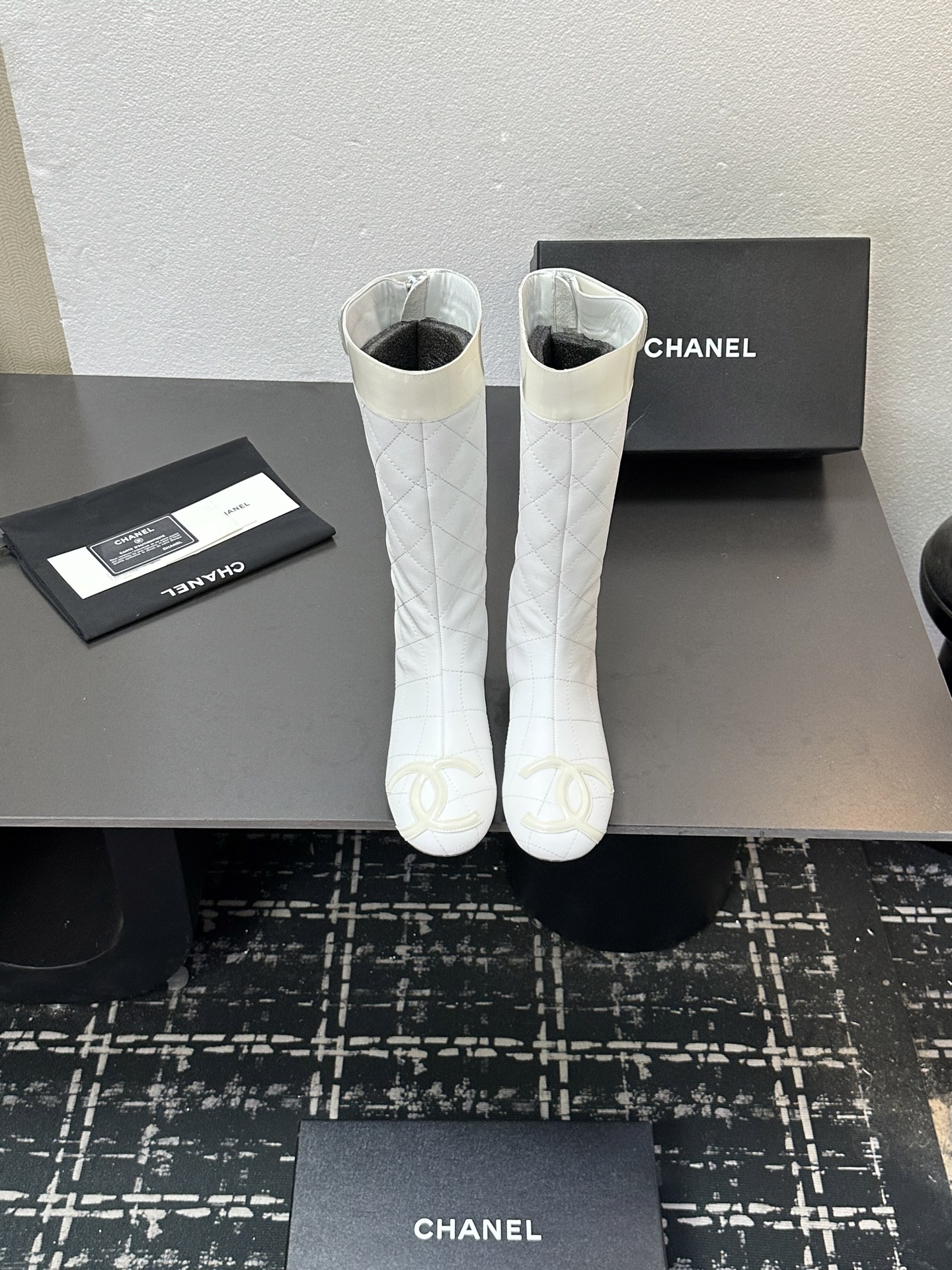 NO:559201,2025 Xiaoxiang short boots, a must-have item for this autumn and winter!  !  Chanel's autumn and winter heavy industry popular short boots are highly recommended by Xiaohongshu. They look good no matter how you match them. They are a must-have for fashion. Ms. Chanel loves simple and irresistible combinations to show her unique dressing style. She can mix and match freely to shine and follow the fashionable steps of her grandma!  !  !  Exquisite details. Zoom in to see the original molded hardware buckle. The top version is made at the purchasing level. ★The upper is made of first-layer cowhide-sheepskin lining, rubber sole. Size 35-39 (order 40/41), boots, chanel, boots, cowhide, sheepskin.198609092025小香短靴,本季秋冬季必备单品！！ 香奈儿秋冬重工爆款短靴 小红书力推款,怎么搭配都好看,时髦精必备,香奈儿女士钟爱简约又难以抗拒搭配展现与众不同的穿搭风格、自由混搭闪耀到位跟紧香奶奶时尚步伐！！！精致细节放大看原版开模五金扣 顶级版本代购级别打造★鞋面采用头层牛皮-羊皮内里,橡胶底 码数35-39（40/41订）,靴子,chanel,boots,cowhide,sheepskin,Women's Shoes