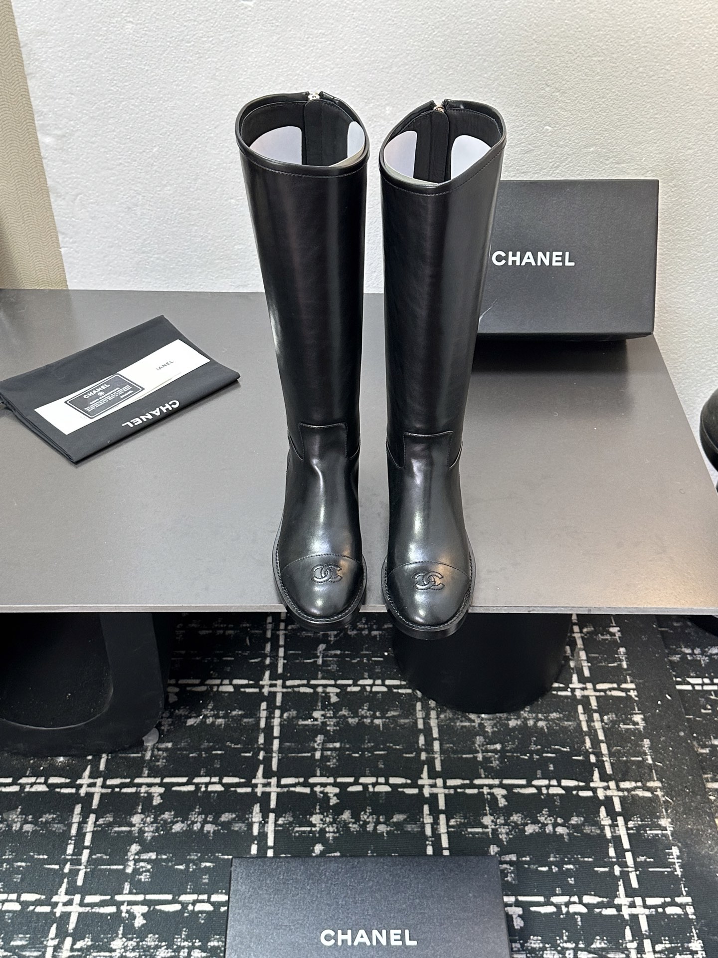 NO:559203,Chane* back zipper boots autumn and winter Xiaoxiang's classic knight boots Xiaoxiang's coolest autumn and winter style, the knight boots are really a super hot style in the autumn and winter series. I give this high-top a crazy call, and the design elements are also very classic. It can be worn forever in autumn and winter. It is simply the savior of winter. The upper is calfskin, the lining is water-dyed cowhide, and the sole is genuine leather.  Size 35-39 (40 customized, non-refundable), boots, chanel, boots, cowhide, Leather soles19860909Chane*后拉链长靴秋冬小香经典骑士靴 小香秋冬最为酷的一款,骑士靴真的秋冬系列的一个超级大爆款,给这款高筒疯狂打Call,并且设计元素也非常的经典,秋冬搭配可以穿到天荒地老,简直就是冬天的救星. 鞋面小牛皮 内里水染牛皮里 鞋底真皮大底 码数35-39（40定制不退换）,靴子,chanel,boots,cowhide,Leather soles,Women's Shoes