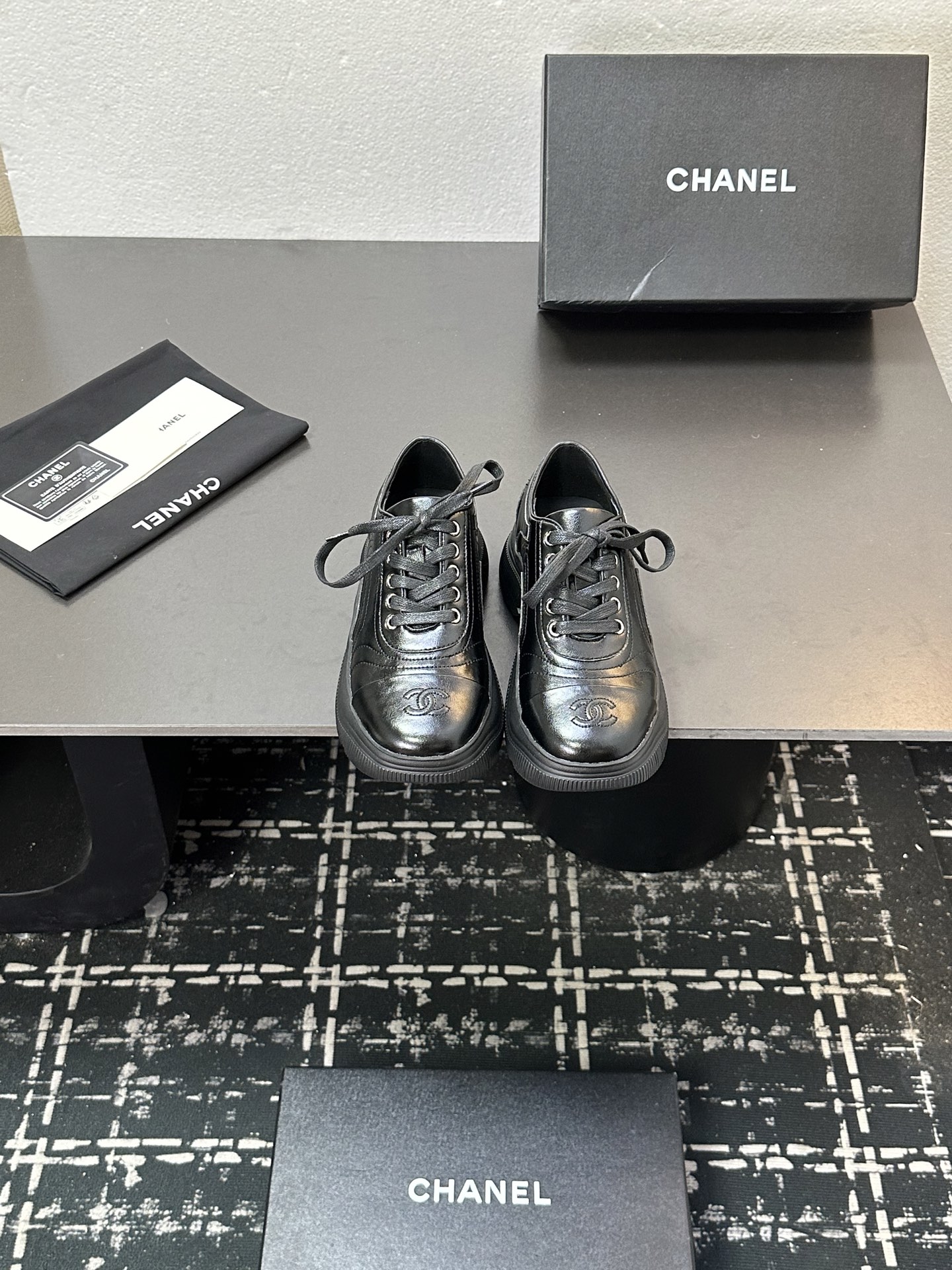 NO:559196,The latest three-in-one soles for the spring and summer of 2025 - the main push of the counter is the new color series of Velcro beach sandals. ★★★★★ Many celebrities and Internet celebrities have worn them. It is a versatile series popular among domestic and foreign bloggers. It is a must-have sandal for the spring and summer wardrobe. The upper is imported cowhide. The lining: the imported sheepskin lining. The outsole is the original molded sole. Shoe size: 35-39 (custom-made 40 and 41 are not returnable)  Delivery of the latest luxury counters with simultaneous packaging, casual shoes/sports shoes, sandals, sneakers, cowhide, sheepskin198609092025春夏最新三合一鞋底——专柜主推魔术贴沙滩凉鞋新色系列上新 ★★★★★ 众多明星网红上脚,国内外博主刷爆的一个百搭系列,春夏衣橱搭配必备 凉鞋首选. 鞋面进口牛皮 内里: 进口羊皮内里 大底原版开模鞋底 鞋码: 35-39（40、41定做不退换） 配送豪华最新专柜同步包装,休闲鞋/运动鞋,sandals,sneakers,cowhide,sheepskin,Women's Shoes