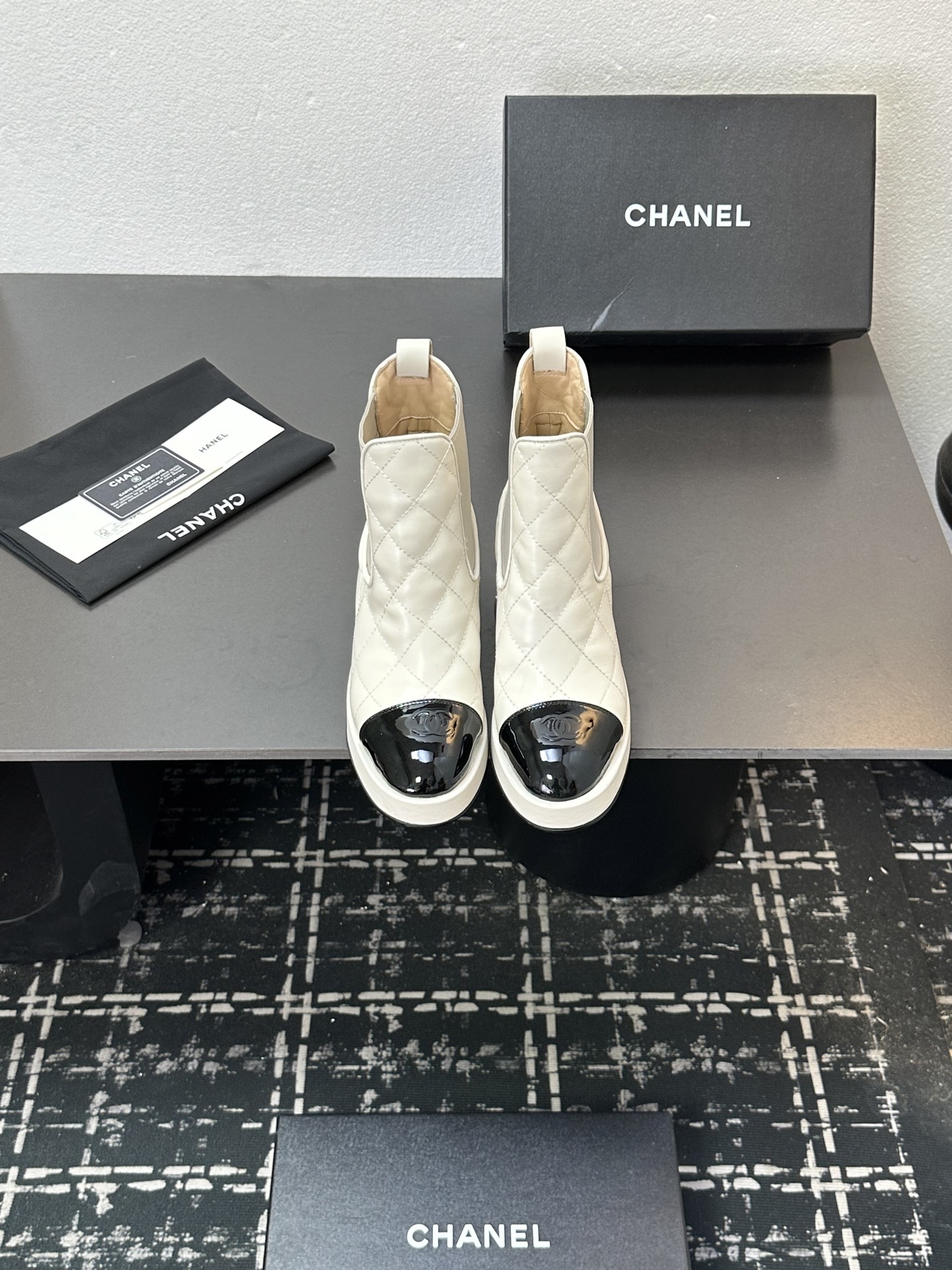NO:559193,CHANEL / Chanel 2025 autumn and winter thick-soled short boots, a must-have item for Xiaoxiangjia, exclusive molded hardware Logo buckle, material, sheepskin, sheepskin lining, outsole, Italian leather outsole, heel height 5CM, size 35-39 (40 customized), boots, chanel, chanel, chanel, boots, sheepskin, Leather soles19860909CHANEL /香奈儿 2025年秋冬厚底短靴 小香家必爆备款 独家开模五金Logo扣 材料面料羊皮 内里羊皮 大底意大利真皮大底 跟高5CM 码数35-39（40 定做）,靴子,chanel,chanel,chanel,boots,sheepskin,Leather soles,Women's Shoes
