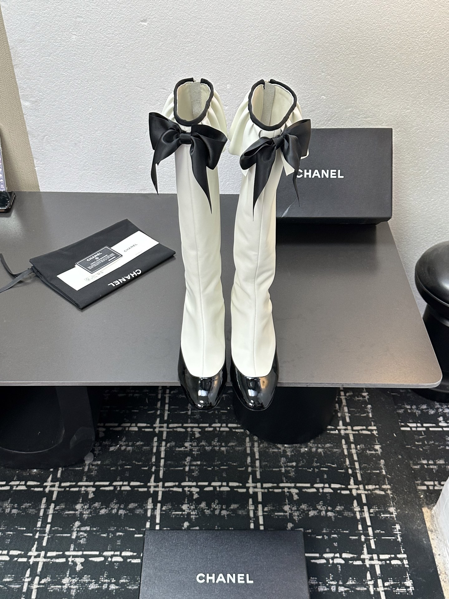 NO:559877,2025 Xiaoxiang short boots, a must-have item for this autumn and winter!  !  Chanel's autumn and winter heavy industry popular short boots are highly recommended by Xiaohongshu. They look good no matter how you match them. They are a must-have for fashion. Ms. Chanel loves simple and irresistible combinations to show her unique dressing style. She can mix and match freely to shine and follow the fashionable steps of her grandma!  !  !  Exquisite details. Zoom in to see the original molded hardware buckle. The top version is made at the purchasing level. ★The upper is made of first-layer cowhide-sheepskin lining, genuine leather sole. Size 35-39 (order 40/41), boots, chanel, boots, cowhide, sheepskin.198609092025小香短靴,本季秋冬季必备单品！！ 香奈儿秋冬重工爆款短靴 小红书力推款,怎么搭配都好看,时髦精必备,香奈儿女士钟爱简约又难以抗拒搭配展现与众不同的穿搭风格、自由混搭闪耀到位跟紧香奶奶时尚步伐！！！精致细节放大看原版开模五金扣 顶级版本代购级别打造★鞋面采用头层牛皮-羊皮内里,真皮底底 码数35-39（40/41订）,靴子,chanel,boots,cowhide,sheepskin,Women's Shoes