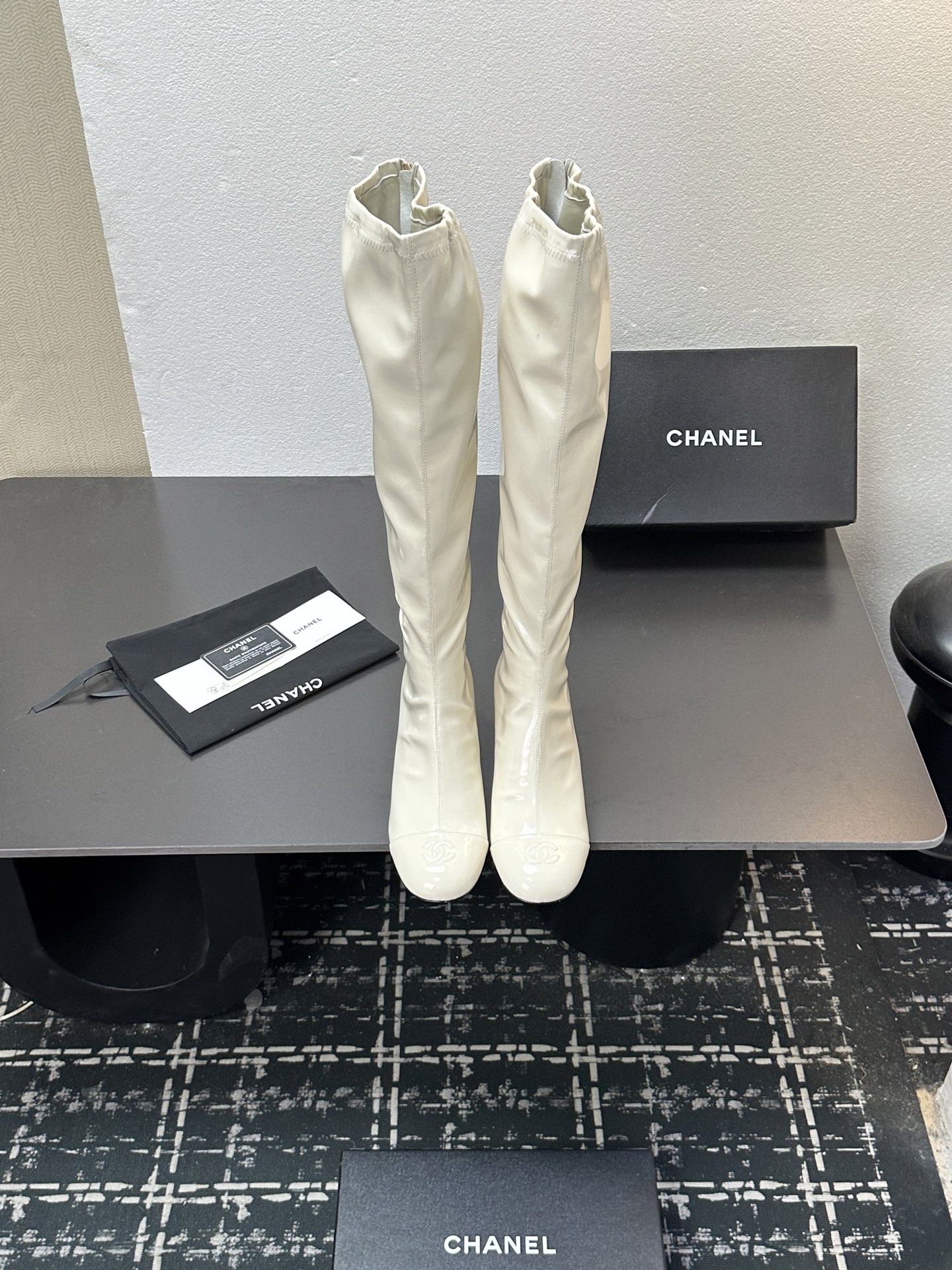 NO:629070,2025 Xiaoxiang short boots, a must-have item for this autumn and winter!  !  Chanel's autumn and winter heavy industry popular short boots are highly recommended by Xiaohongshu. They look good no matter how you match them. They are a must-have for fashion. Ms. Chanel loves simple and irresistible combinations to show her unique dressing style. She can mix and match freely to shine and follow the fashionable steps of her grandma!  !  !  Exquisite details. Zoom in to see the original molded hardware buckle. The top version is made at the purchasing level. ★The upper is made of first-layer cowhide-sheepskin lining, genuine leather sole. Size 35-39 (order 40/41), boots, chanel, boots, cowhide, sheepskin.198609092025小香短靴,本季秋冬季必备单品！！ 香奈儿秋冬重工爆款短靴 小红书力推款,怎么搭配都好看,时髦精必备,香奈儿女士钟爱简约又难以抗拒搭配展现与众不同的穿搭风格、自由混搭闪耀到位跟紧香奶奶时尚步伐！！！精致细节放大看原版开模五金扣 顶级版本代购级别打造★鞋面采用头层牛皮-羊皮内里,真皮底底 码数35-39（40/41订）,靴子,chanel,boots,cowhide,sheepskin,Women's Shoes