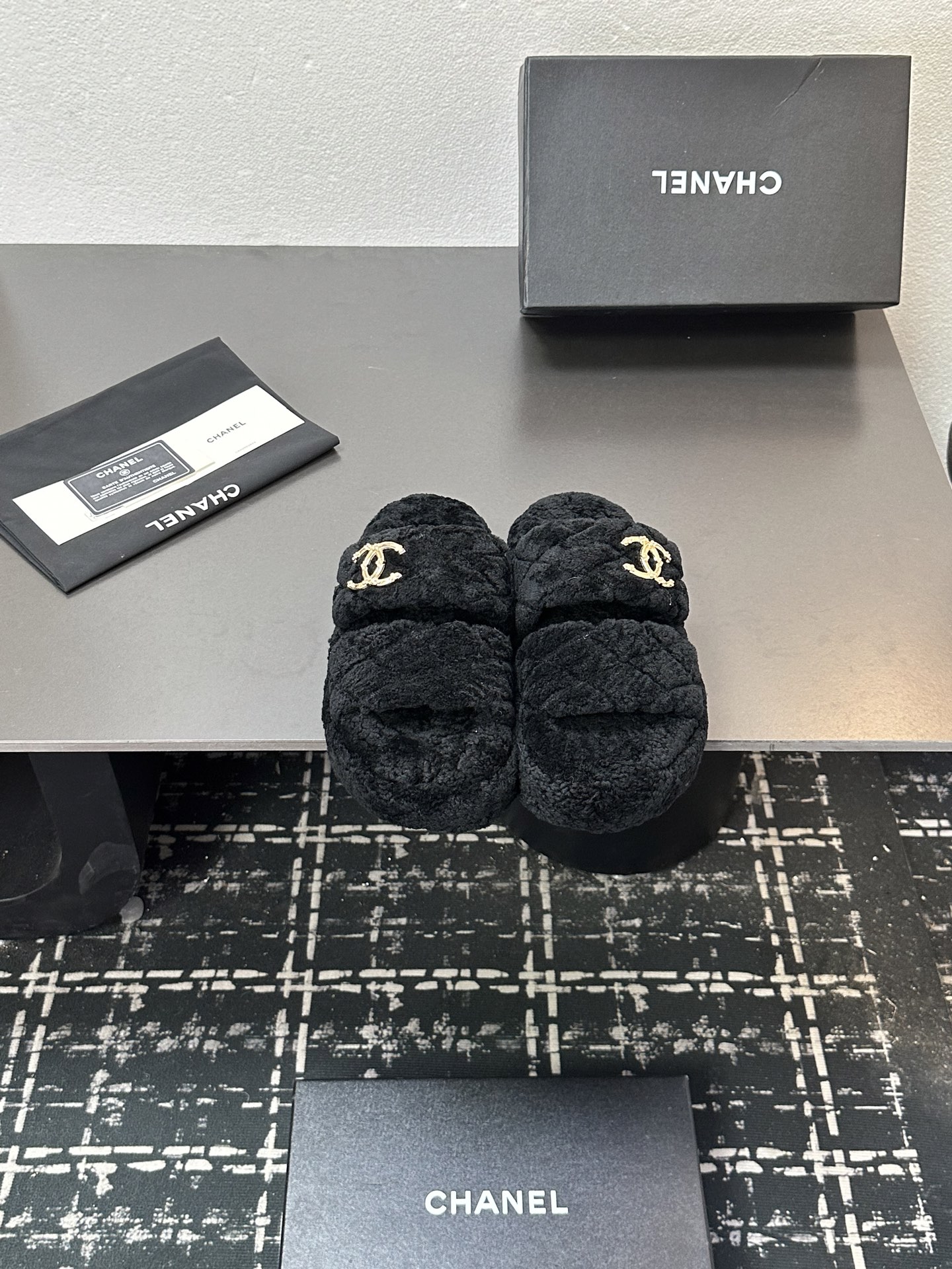 NO:559874,Chanel Xiaoxiangfeng Chanel 2025 new autumn and winter lazy sheep real wool lazy slippers Xiaoxiang rhombus thick-soled wool slippers Fabric: Australian imported lamb wool Lining: Sheepskin outsole rubber sole Size 35-39 (40.41 customized), fur shoes and slippers, chanel, chanel, slippers, sheepskin19860909Chanel小香风香奈儿 2025新款秋冬懒羊羊真羊毛懒人拖 小香菱格厚底毛拖 面料: 澳洲进口羊羔毛 內里: 羊皮 大底橡胶底 码数35-39（40.41 定做）,毛毛鞋拖鞋,chanel,chanel,slippers,sheepskin,Women's Shoes