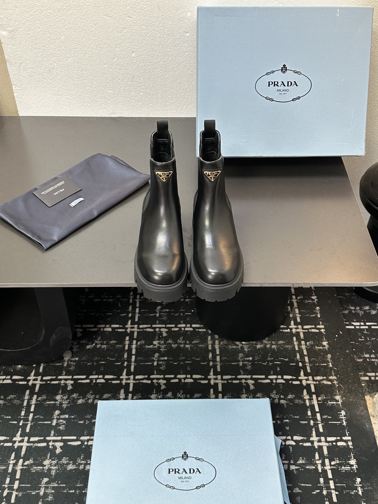 NO:629035,Purchasing agent level PRADA Classic Triangle Logo Slip-On Women's Boots. This series is unavailable in winter and is definitely a big hit this year!  !  So good looking!  Prada boots are really amazing!  The upper foot is generous and the legs are slim, which is just right. The whole series uses a variety of imported materials, colored waxed calfskin, open-edge beaded cowhide, cow suede and high mercerization, and water-dyed sheepskin inside. The foam bottom is light and comfortable!  Size35-41 (40 41 customized, non-returnable), boots, prada, prada, boots, cowhide, sheepskin19860909代购级 PRADA 普拉达经典三角标一脚蹬王炸女靴 冬天买不到的系列,绝对是今年的大爆款！！贼好看！Prada靴子真的很哇塞！上脚大气显腿瘦气质这块刚好拿捏 全系列采用多种进口材料擦色打腊小牛皮,开边珠牛皮,牛反绒高丝光,内里水染羊皮 发泡底轻便舒适！ Size35-41（40 41 订做不退换）,靴子,prada,prada,boots,cowhide,sheepskin,Women's Shoes