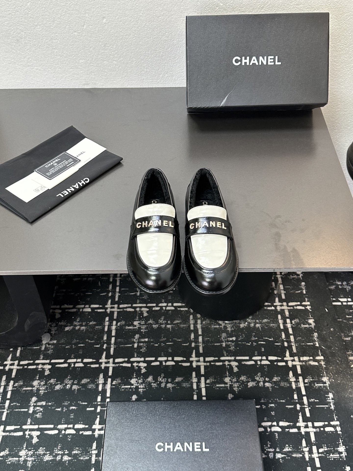 NO:578020,Xiaoxiang short boots, a must-have item for autumn and winter this season!  !  Chanel's autumn and winter heavy industry popular short boots are highly recommended by Xiaohongshu. They look good no matter how you match them. They are a must-have for fashion. Ms. Chanel loves simple and irresistible combinations to show her unique dressing style. She can mix and match freely to shine and follow the fashionable steps of her grandma!  !  !  Exquisite details. Zoom in to see the original molded hardware buckle. The top version is made at the purchasing level. ★The upper is made of first-layer cowhide-sheepskin lining, genuine leather bottom. Size 35-39 (order 40/41). Leather and wool lining, loafers, chanel, loafers, boots, cowhide, sheepskin.19860909小香短靴,本季秋冬季必备单品！！ 香奈儿秋冬重工爆款短靴 小红书力推款,怎么搭配都好看,时髦精必备,香奈儿女士钟爱简约又难以抗拒搭配展现与众不同的穿搭风格、自由混搭闪耀到位跟紧香奶奶时尚步伐！！！精致细节放大看原版开模五金扣 顶级版本代购级别打造★鞋面采用头层牛皮-羊皮内里,真皮底 码数35-39（40/41订） 皮里毛里,乐福鞋,chanel,loafers,boots,cowhide,sheepskin,Women's Shoes