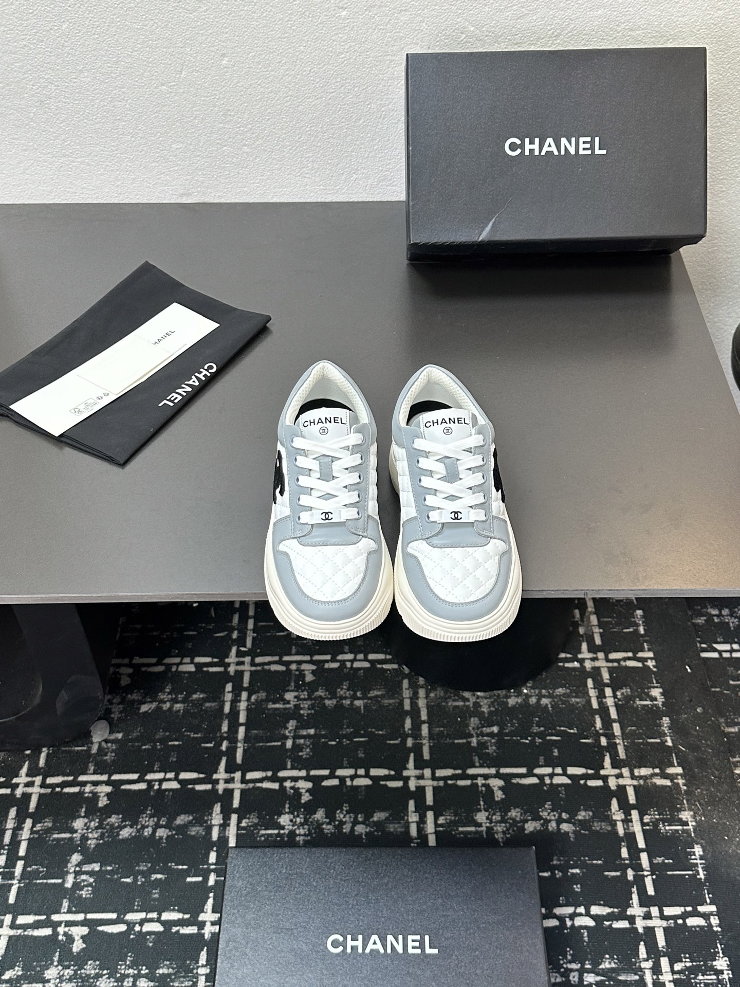 NO:594550,Chanel Chanel panda shoes!  2025 counter top casual sports shoes This classic design; the upper is in the style of electric embroidery with various craftsmanship; the outsole is fashionable and sporty; it incorporates a variety of color matching elements... The diversified mix and match is very good-looking and versatile, casual, fashionable, sports, and outdoor can be taken into account... Go material The upper is made of original imported first-layer silk cowhide + original waterproof cloth + original first-layer cowhide. The lining is made of original sheep lining + mesh outsole based on the original TPU combination outsole.  Counter boutique package complete set for women 35-41, casual shoes/sports shoes, chanel, chanel, sneakers, cowhide19860909Chanel香奈儿熊猫鞋！2025专柜顶级休闲款运动鞋 这款经典设计；鞋面多种工艺电绣的风格；大底却时尚运动；不平凡的拥入了多种配色元素…… 多元化混搭非常好看百搭,休闲,时尚,运动,户外都能兼顾…… Go 材料 鞋面采用 原版进口头层丝绸牛皮+原版防水布+原版头层牛皮 内里采用 原版羊里+网 大底根据 原版TPU组合大底 专柜精品包装全套女35–41,休闲鞋/运动鞋,chanel,chanel,sneakers,cowhide,Women's Shoes