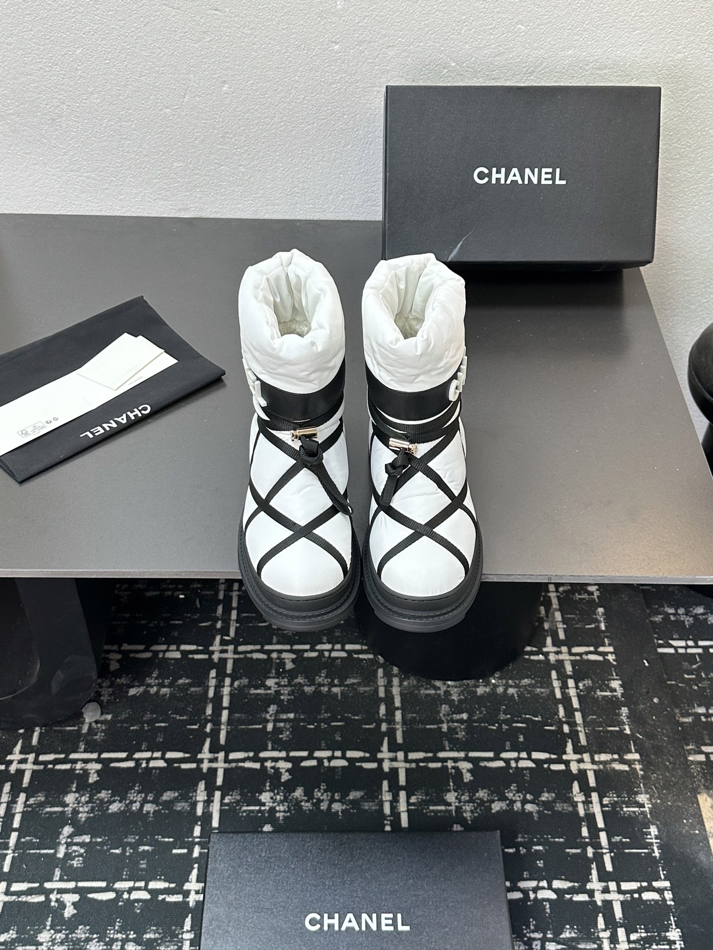 NO:578014,[Chanel·Chanel] Autumn and winter classic snow boots, super warm and as soft as a down jacket, the sole logo can be switched with studs, very non-slip, good-looking and practical, the price/performance ratio is in Xiangxiang, waterproof fabric, wool lining, outsole, non-slip rubber sole + anti-slip (can be switched and removed), size 35~39 (set at 40.41), snow boots, chanel, chanel, boots, down jacket19860909【Chanel·香奈儿】秋冬经典款雪地靴,超保暖神器像羽绒服一样柔软,鞋底logo可以切换带钉的很防滑,好看又实用这个价钱的性价比在香香 面料防水布 内里羊毛 大底防滑橡胶底+防滑钉（可切换和拆卸） 码数35~39（40.41定）,雪地靴,chanel,chanel,boots,down jacket,Women's Shoes